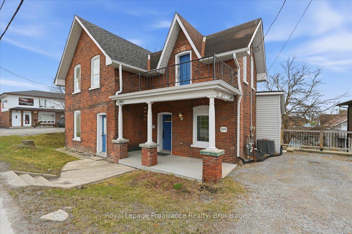 209 Dundas St. E. — photo 1