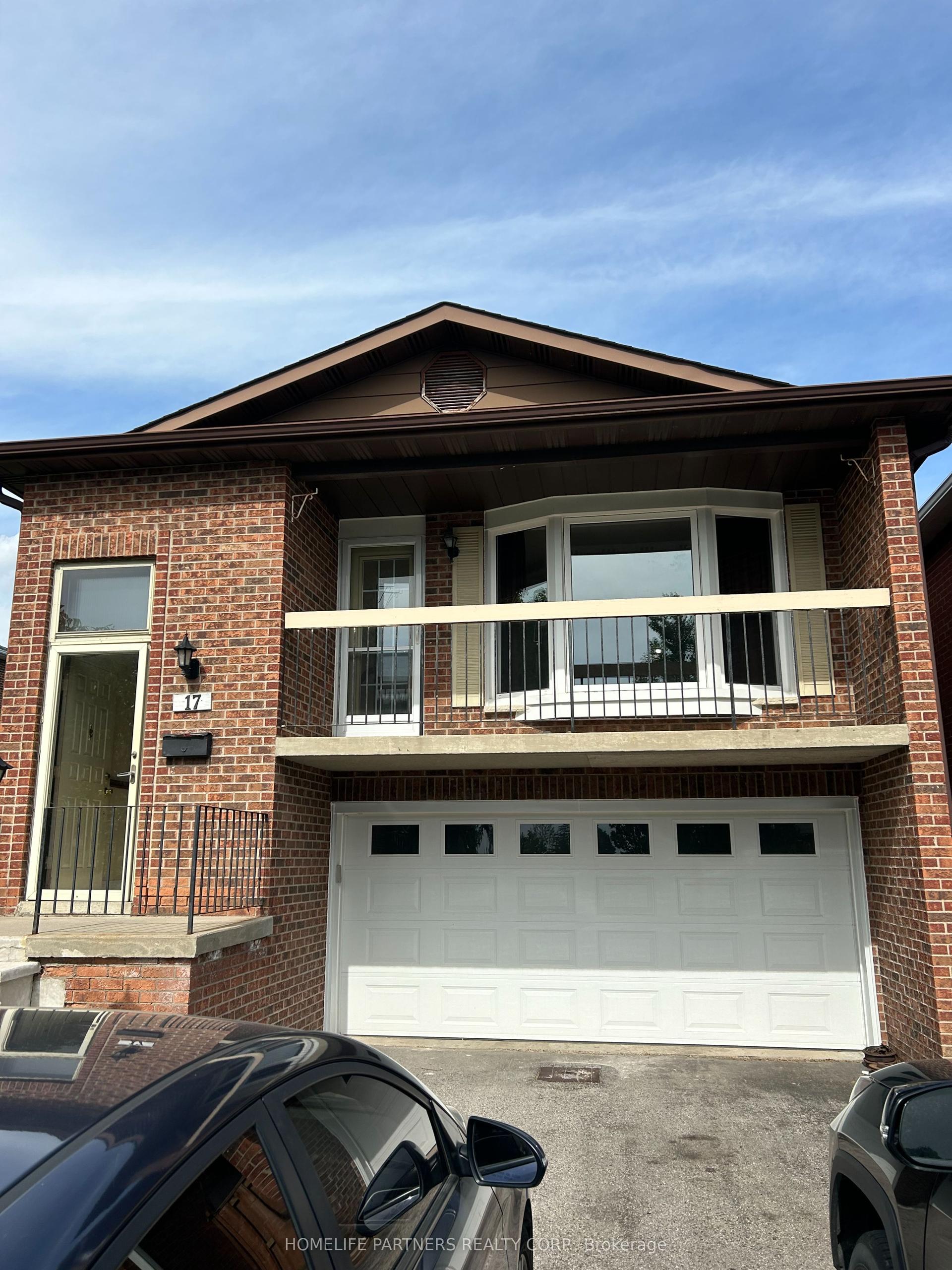 17 Ashburn Crescent Upper #Upper — photo 1