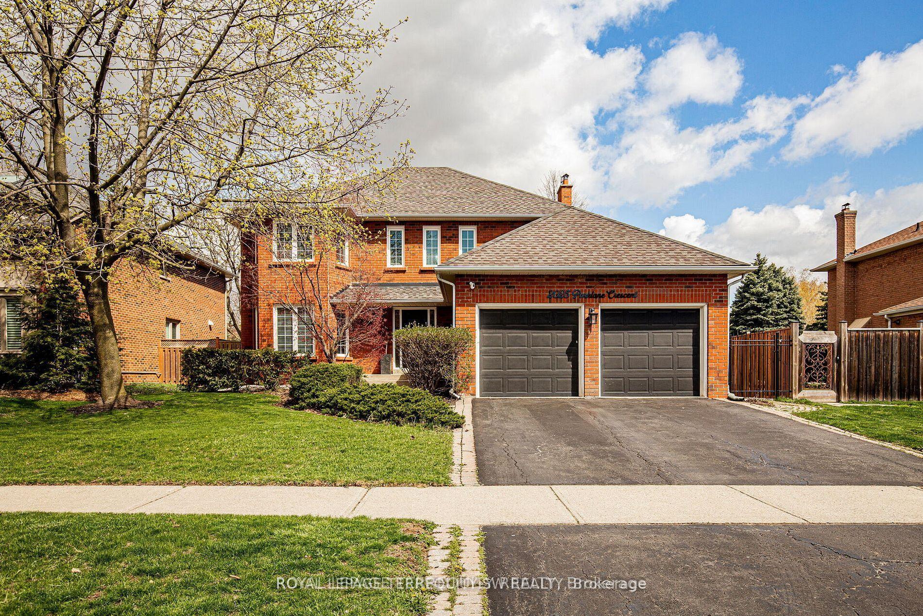 2025 Parklane Crescent — photo 1
