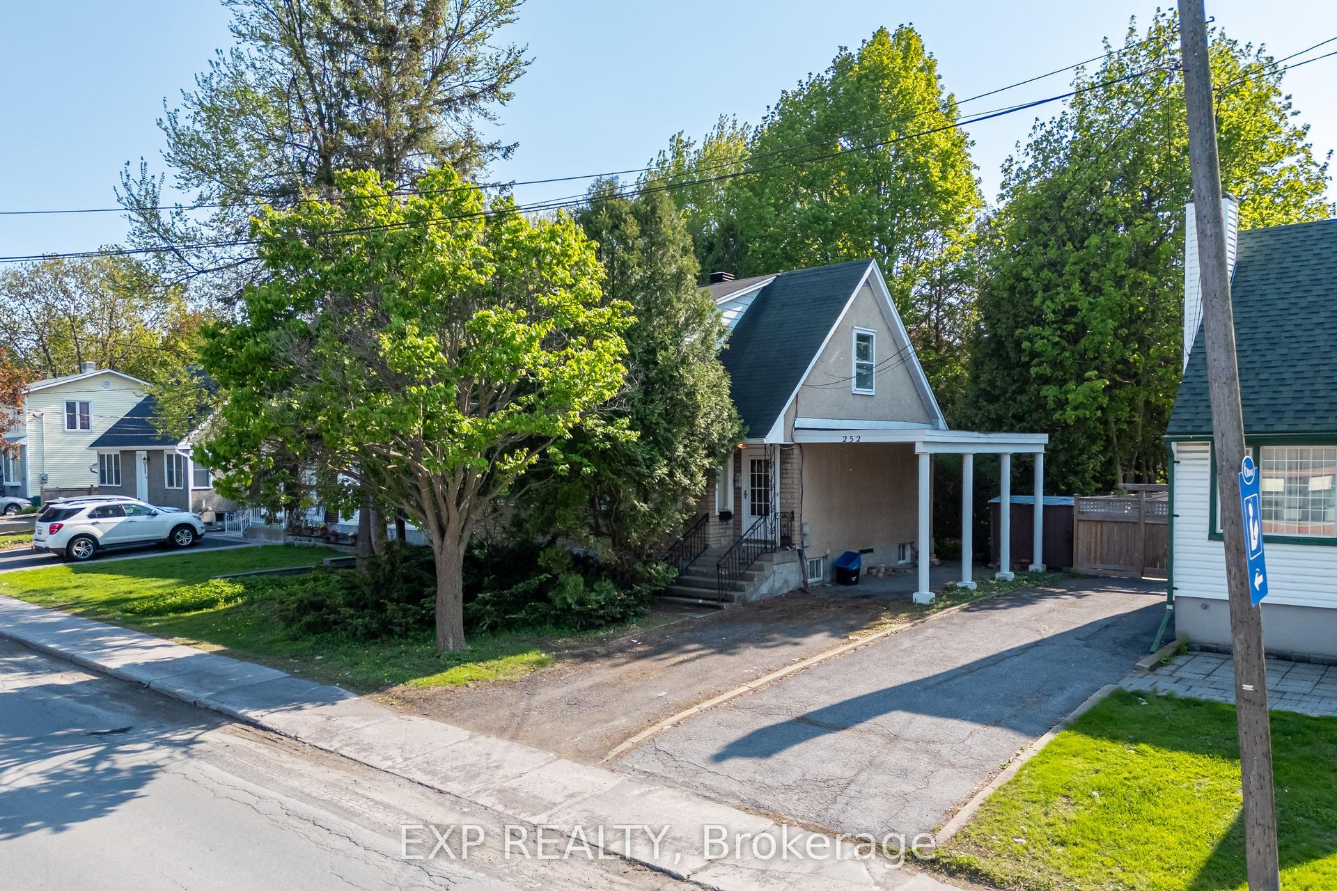 252 Woodroffe Avenue — photo 1