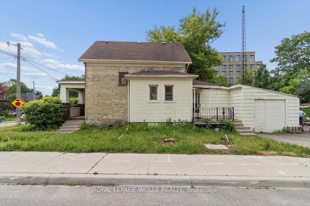 427 Duke Street W — photo 1