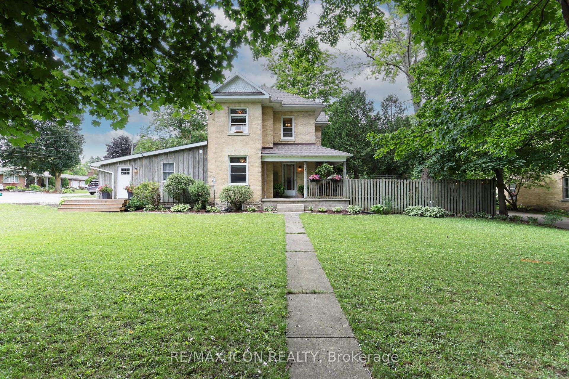 280 Fergus Street N — photo 1