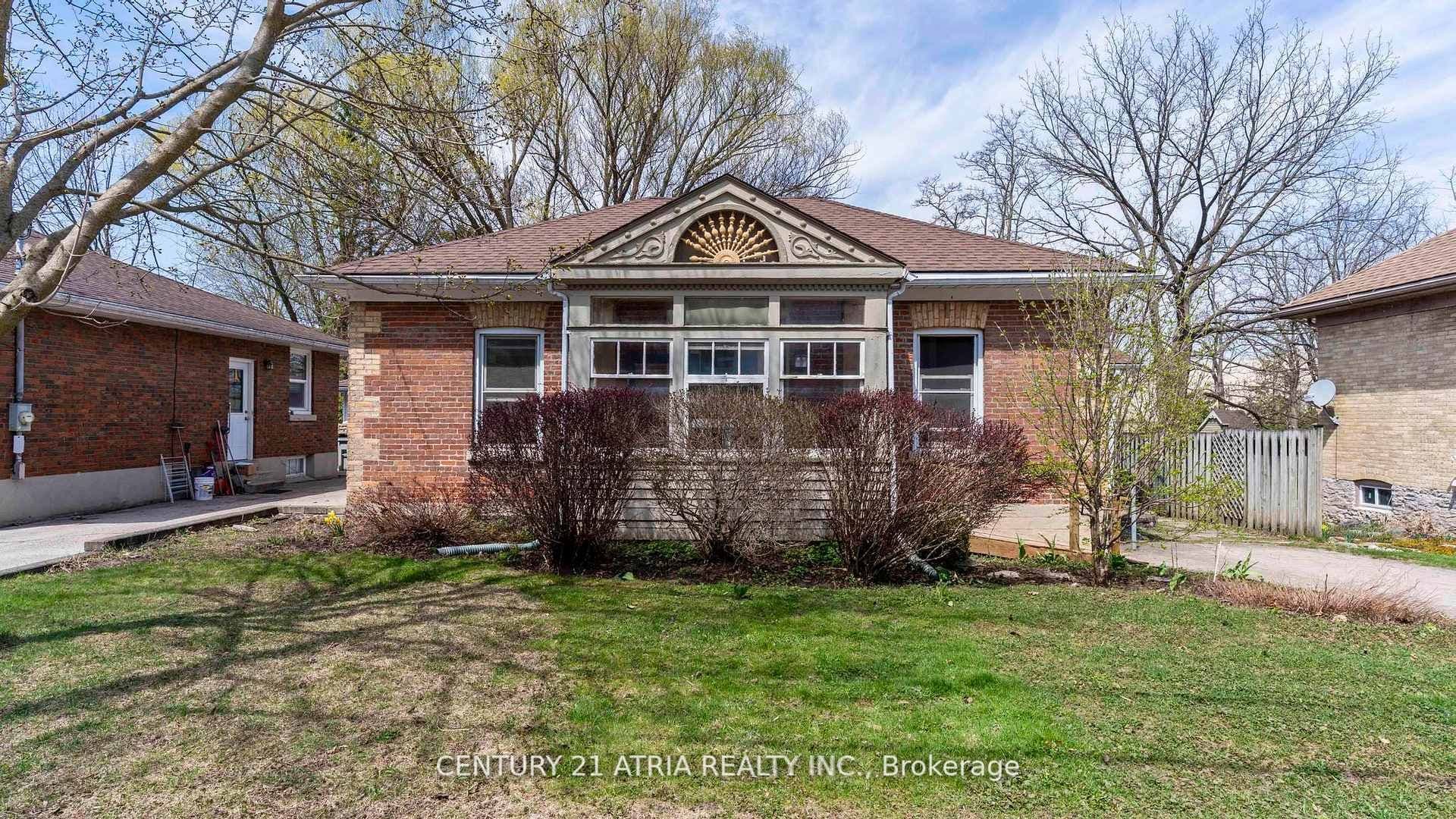 130 Wellington Street S — photo 1