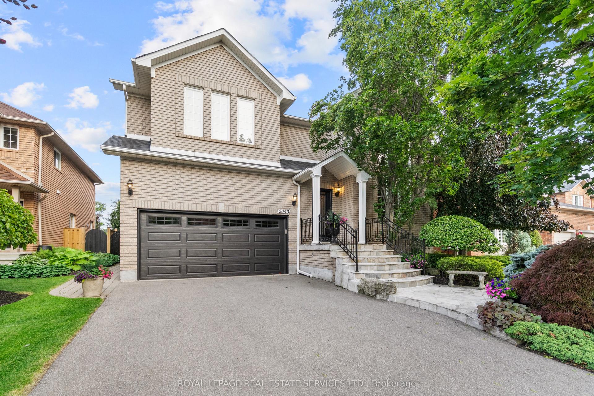 2045 Rosemount Crescent — photo 1