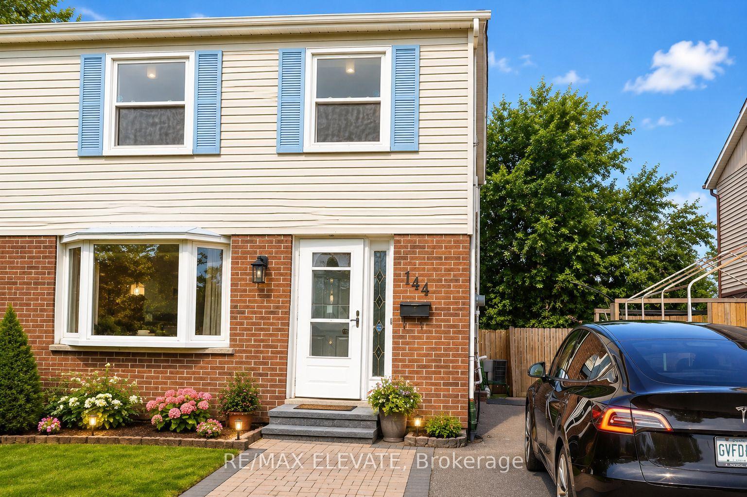 144 Crow Trail W, Toronto — Semi-Detached for lease, photo 1