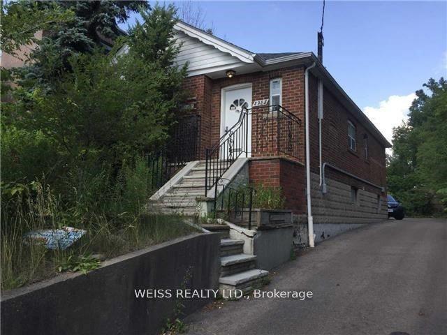 2925 Bathurst Street — photo 1