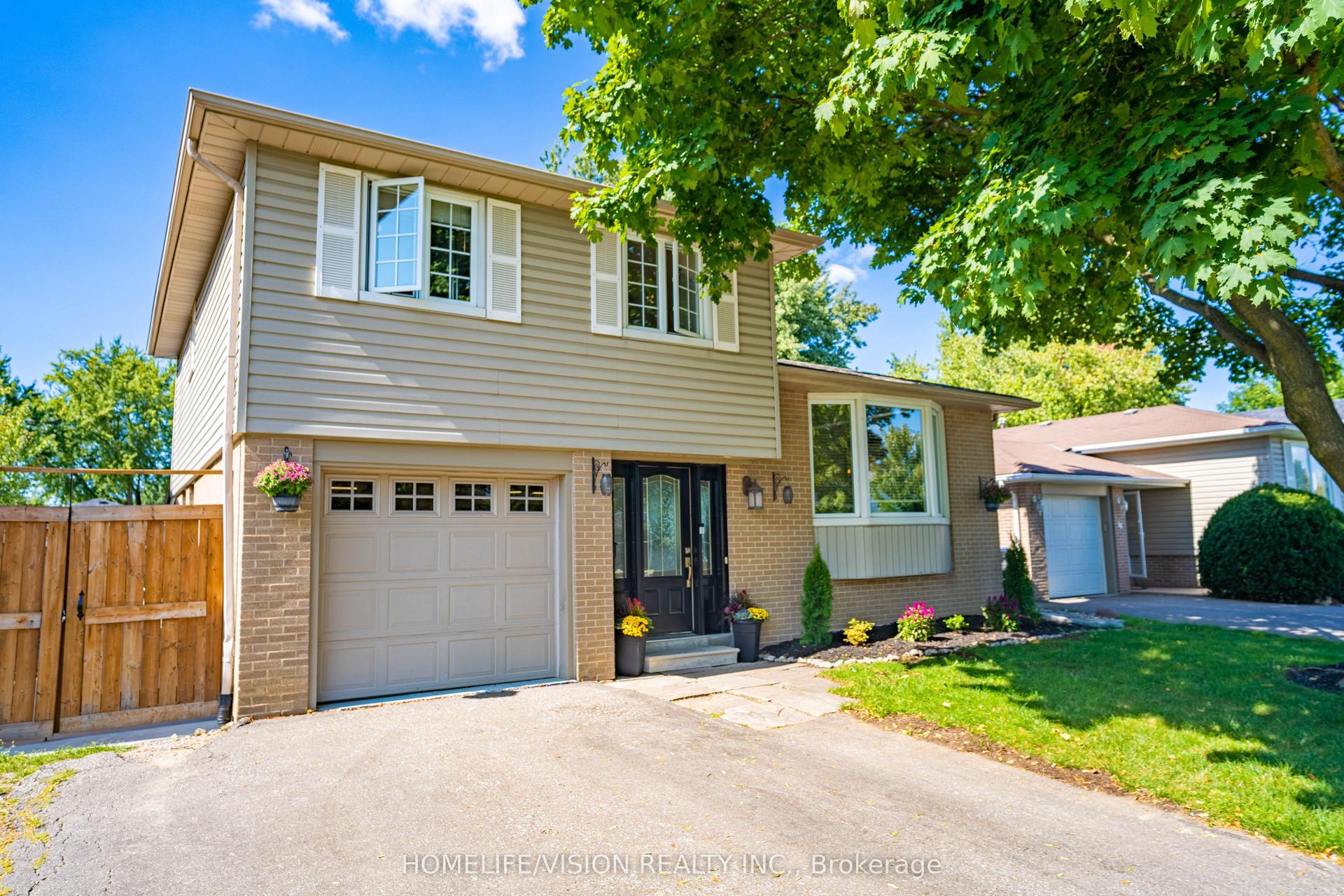 16 Palgrave Crescent — photo 1