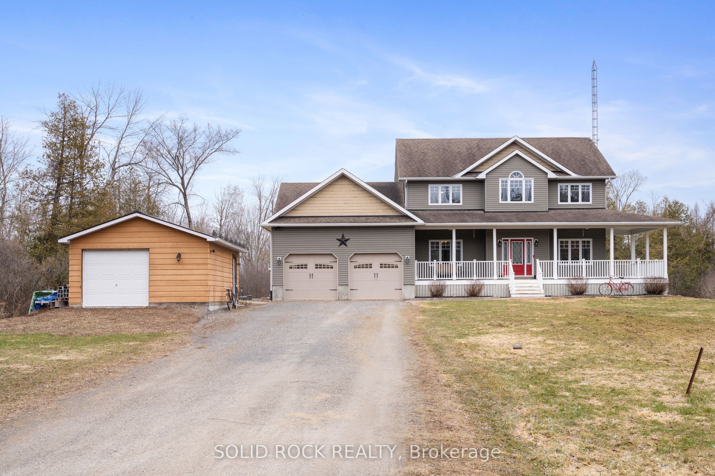 151 Spruce Crescent — photo 1