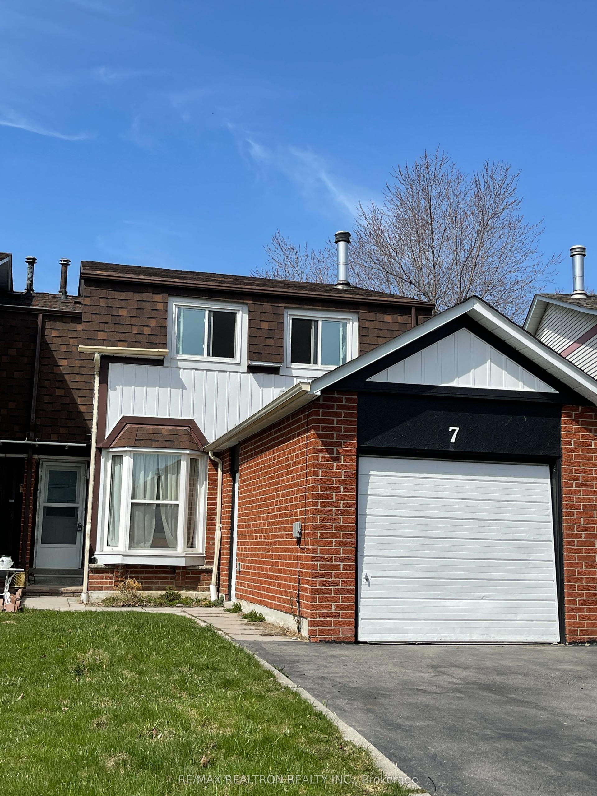 7 Barnwell Drive, Toronto — Semi-Detached for lease, photo 1