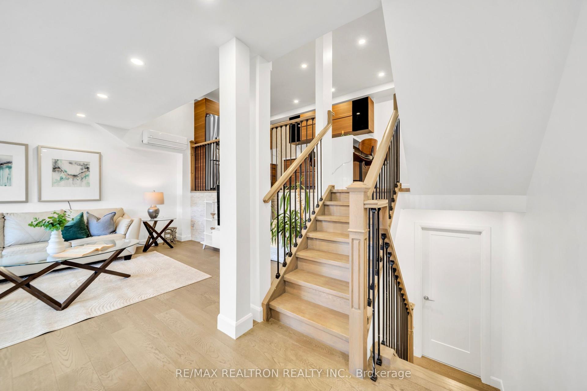 297 Milestone Crescent, Aurora — Condo Town for sale, photo 1