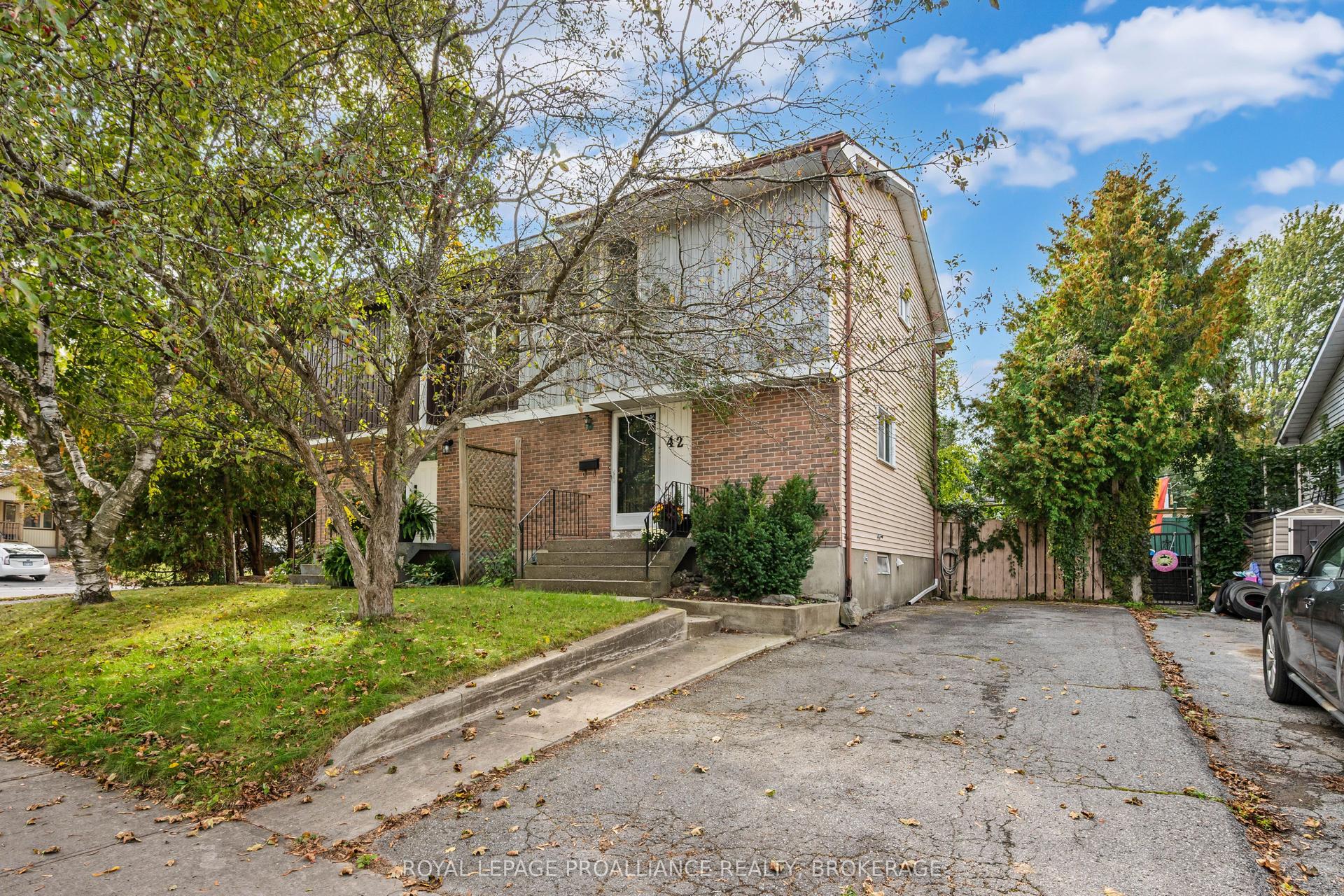 42 Wycliffe Crescent, Kingston — Semi-Detached for sale, photo 1