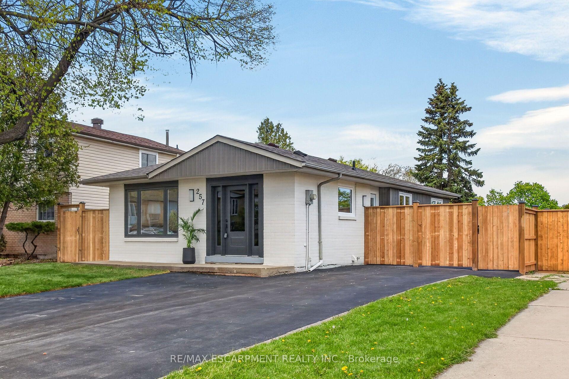 257 Queen Victoria Drive — photo 1