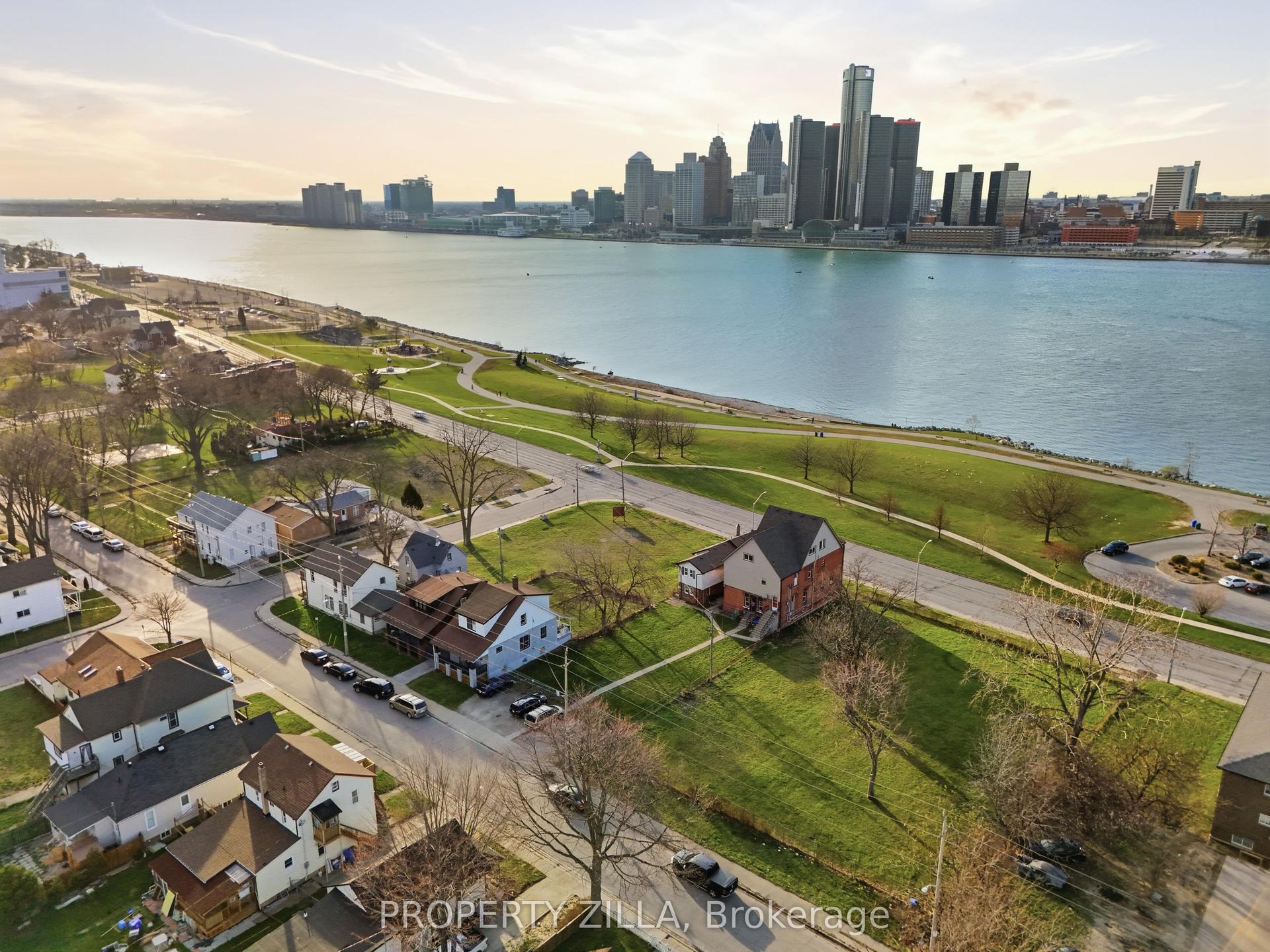 819-829 RIVERSIDE Drive E — photo 1