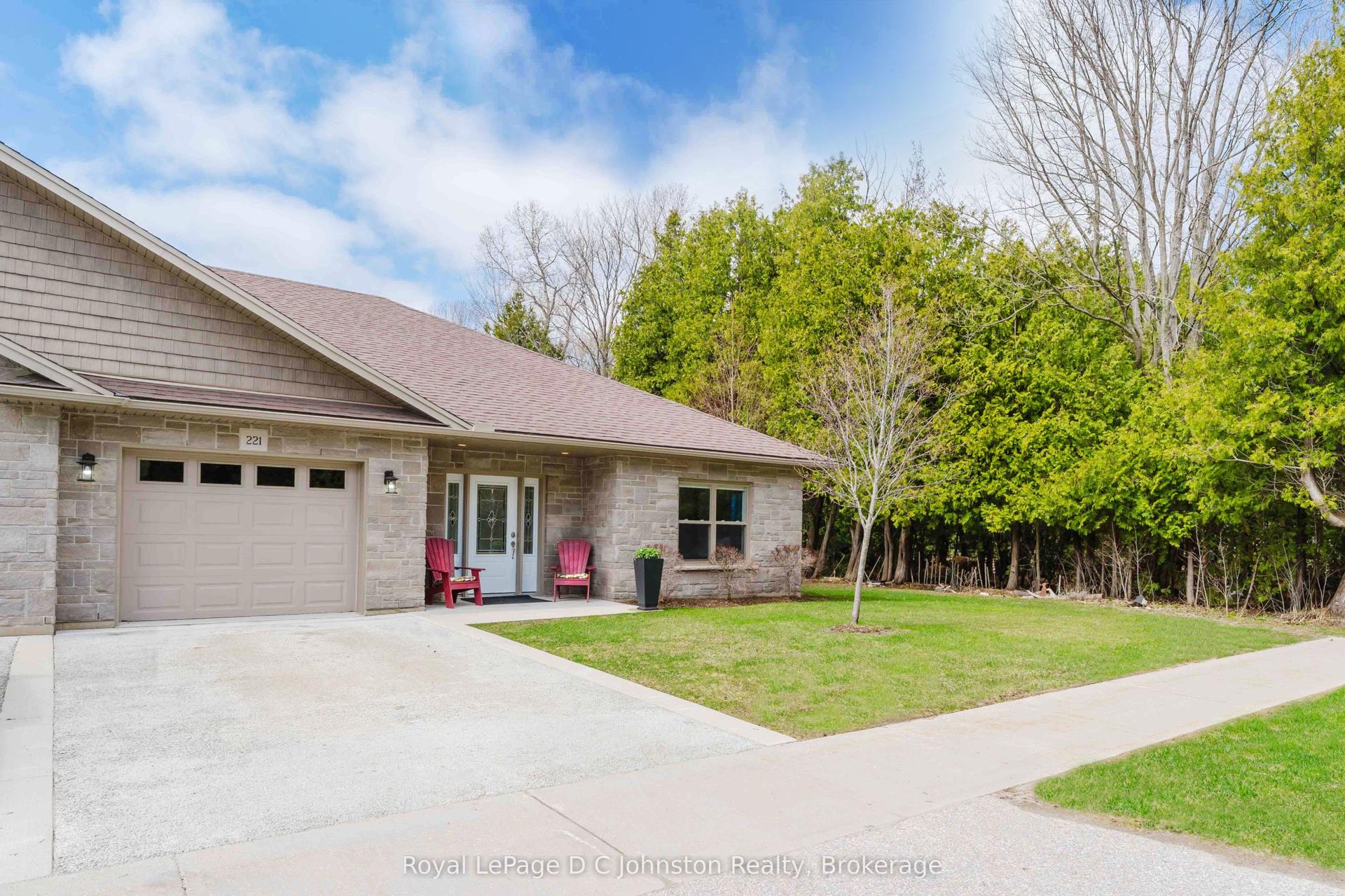 221 Grenville Street S — photo 1