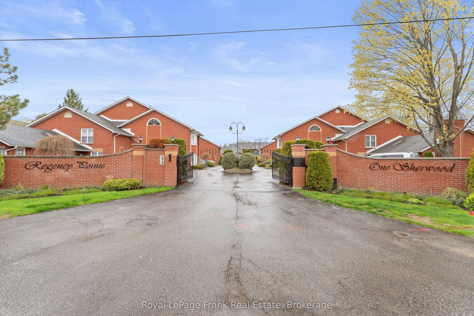 1 Sherwood Street 403 #403, Kawartha Lakes — Condo Town for sale, photo 1