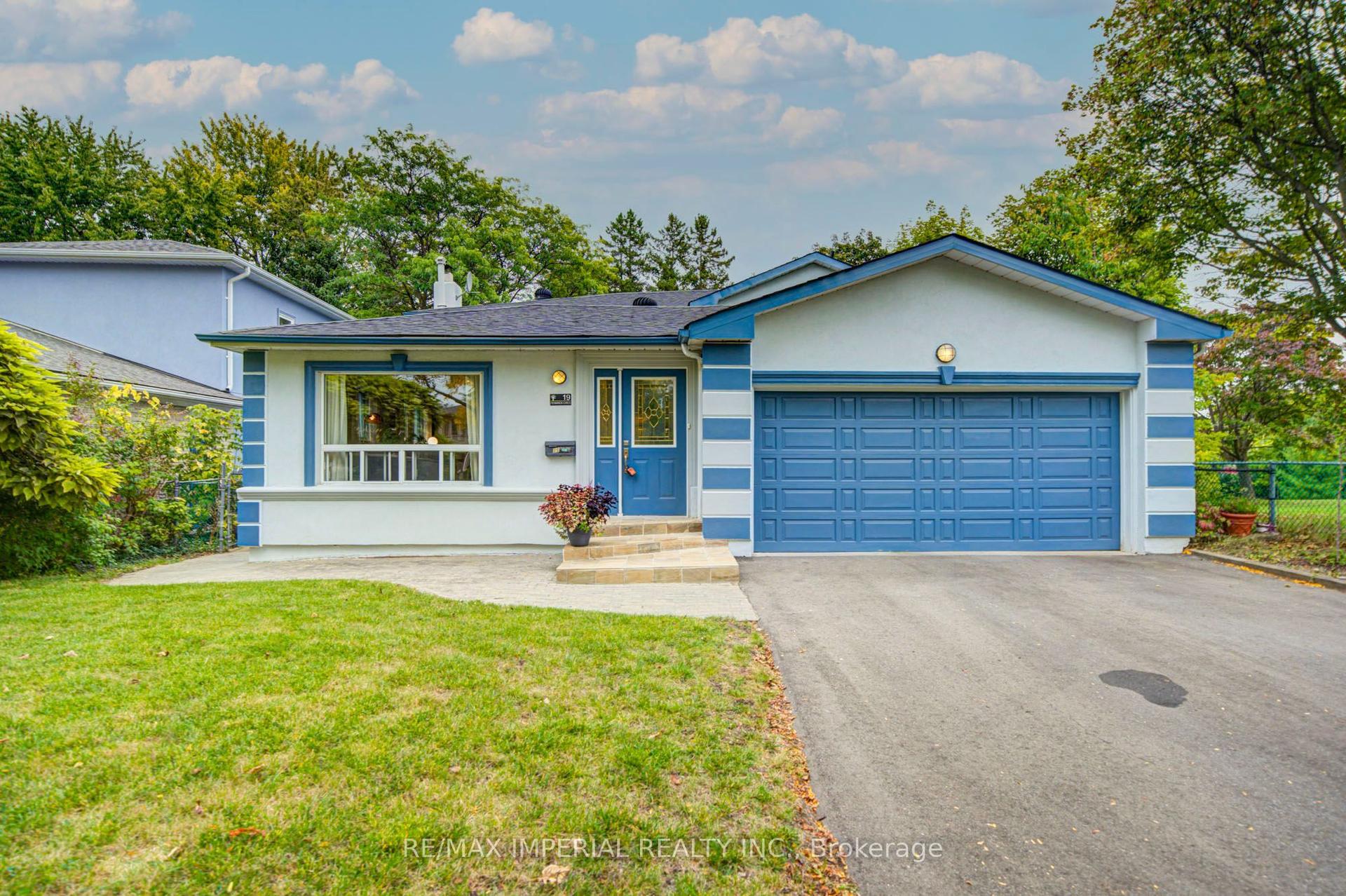 19 Penwick Crescent, Richmond Hill — Detached for sale, photo 1