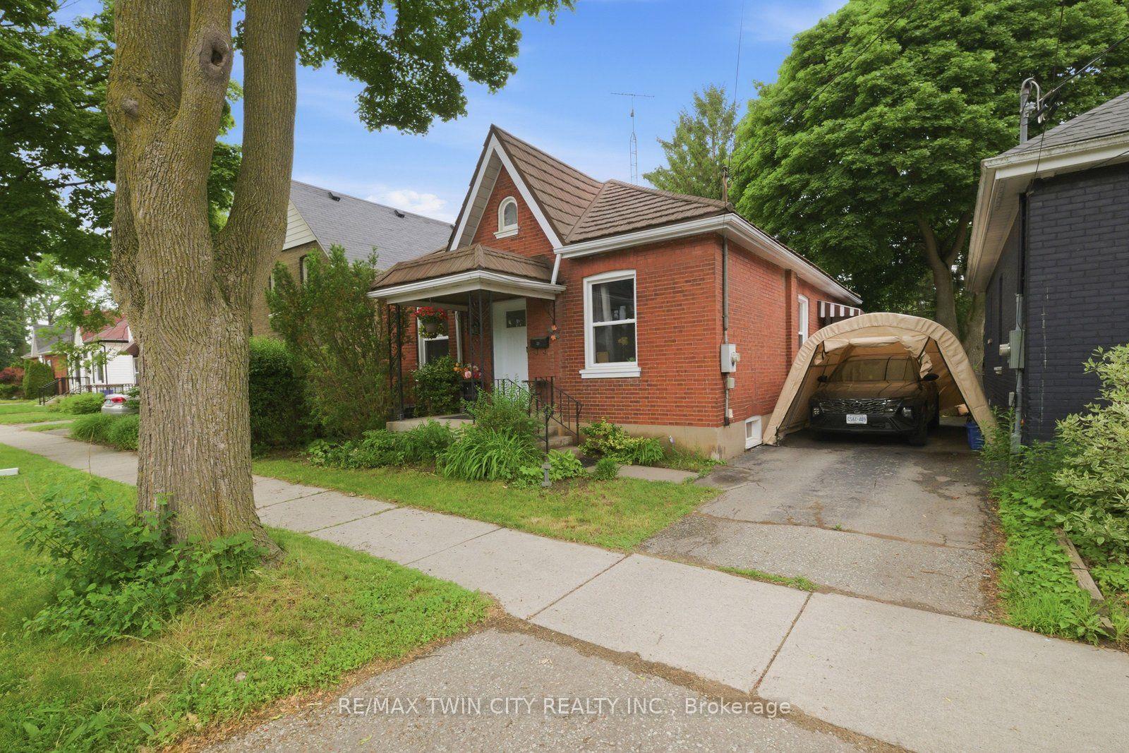 12 Brunswick Street N — photo 1
