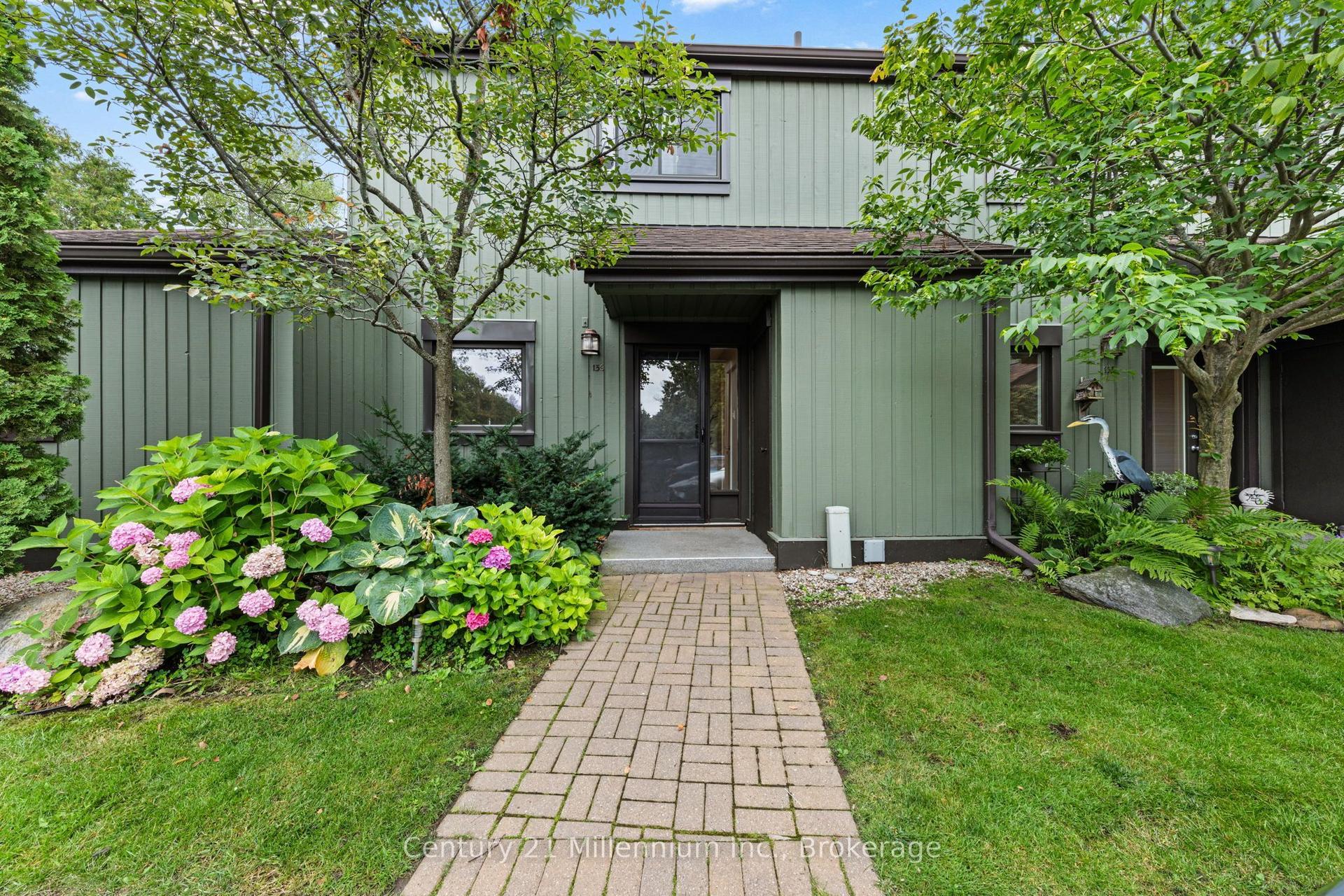 156 N ESCARPMENT Crescent, Collingwood — Condo Town for sale, photo 1