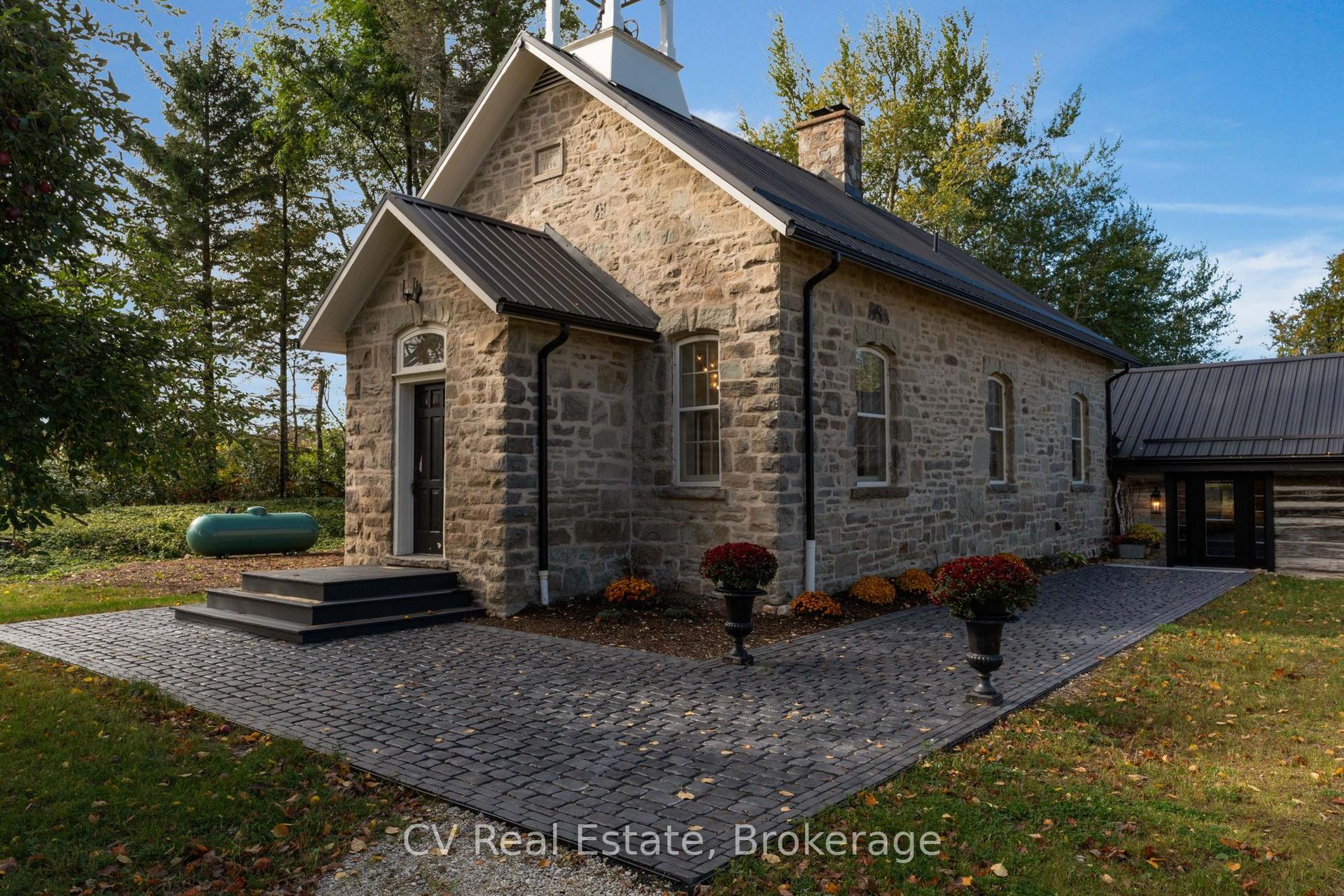 1174 Concession 10 N Nottawasaga Road, Clearview — Detached for sale, photo 1