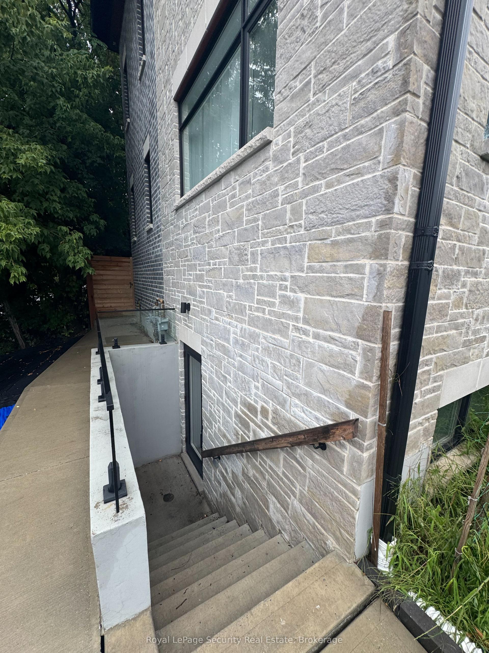 196 Strathnairn Avenue Lower #2 #Lower #2, Toronto — Detached for lease, photo 1