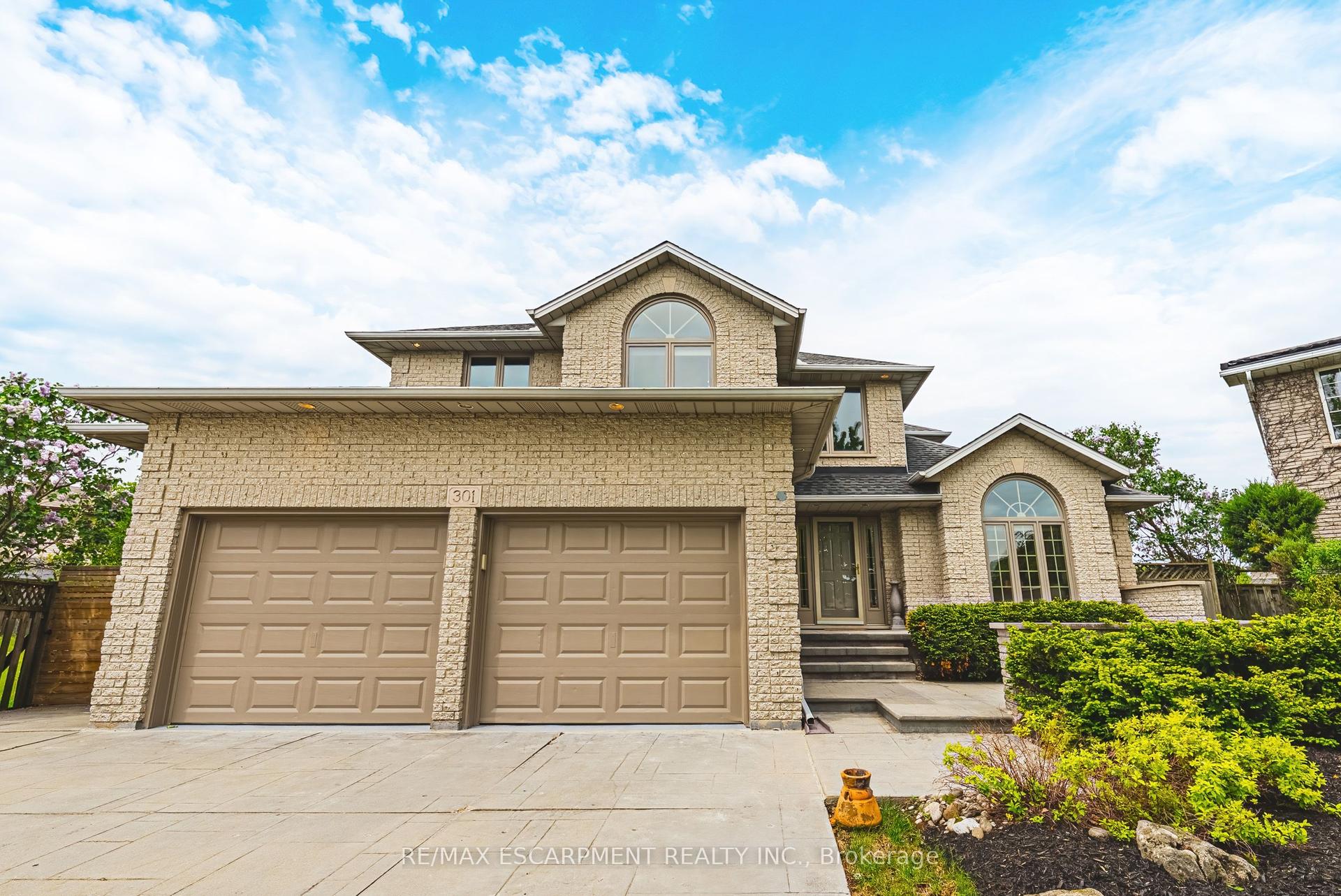 301 Parkwood Crescent — photo 1