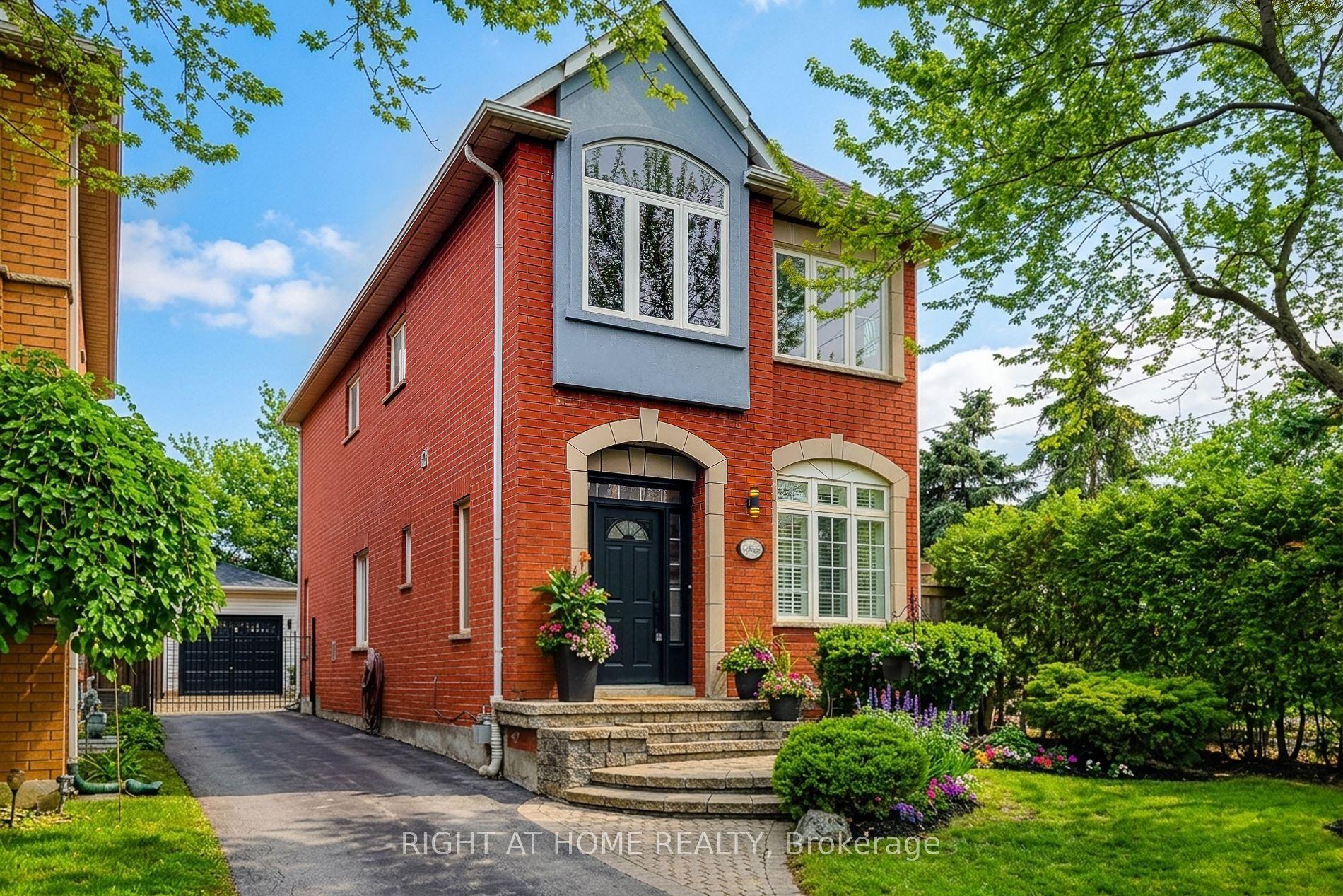 2624 Castle Hill Crescent — photo 1