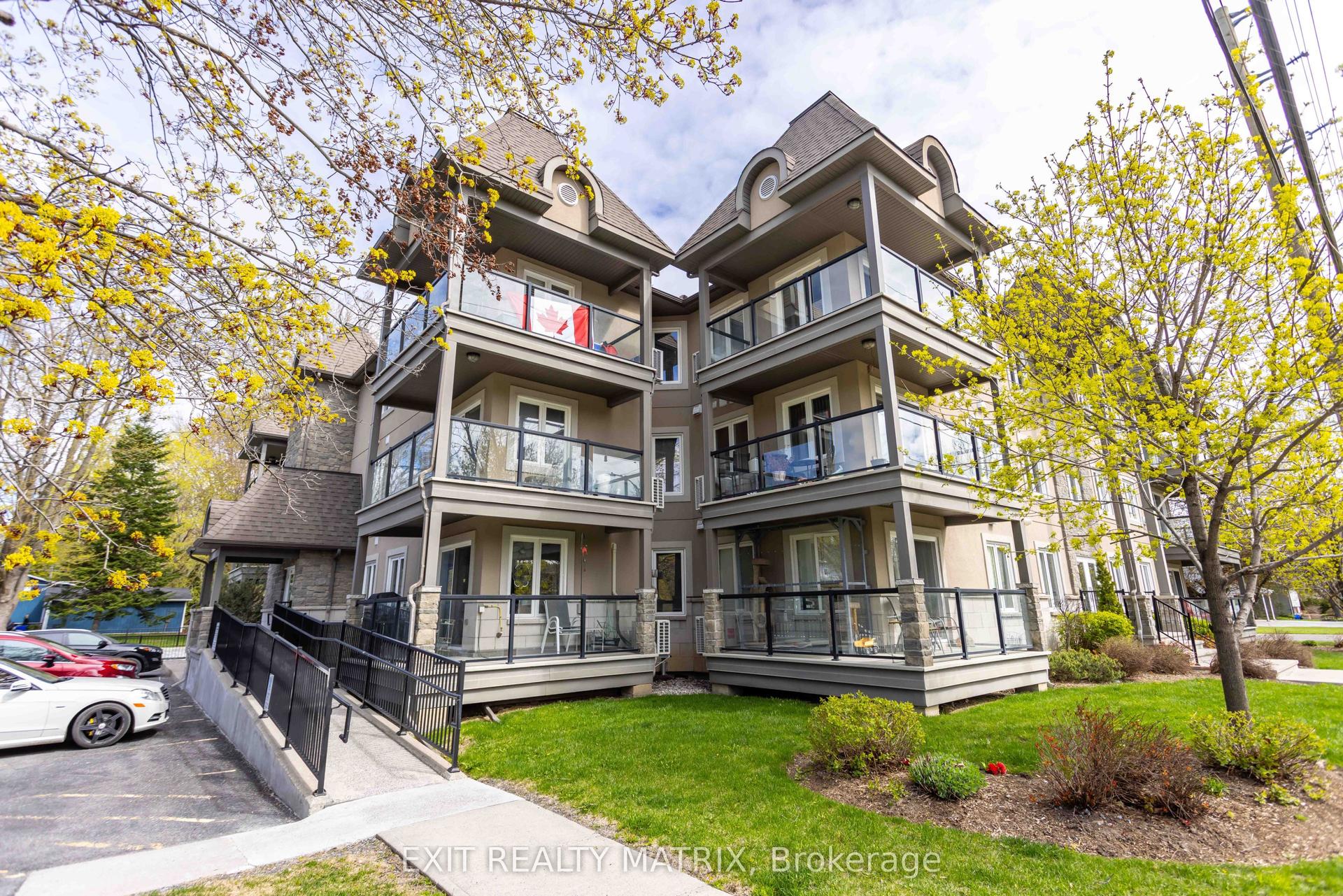 2 Warner Street 104 #104, Russell — Condo for sale, photo 1