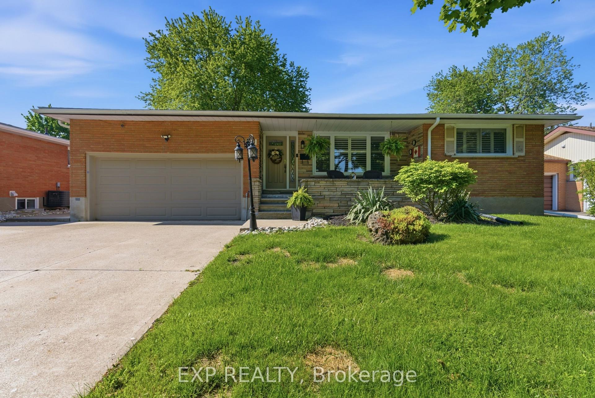 11 Martha Court — photo 1