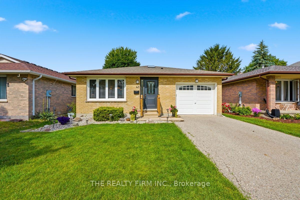 43 Clara Crescent, London South — Detached for sale, photo 1