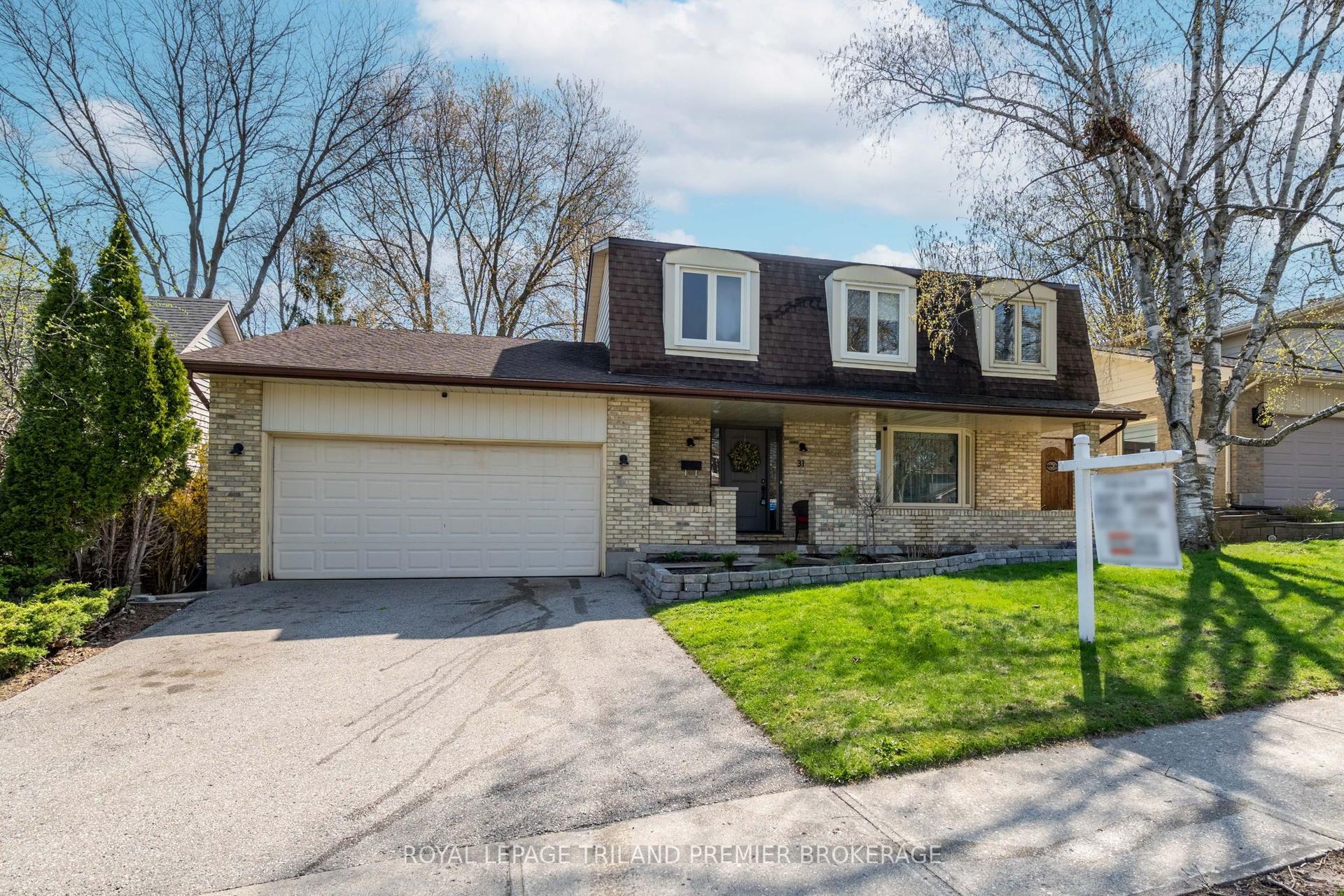 31 Foxcroft Crescent — photo 1