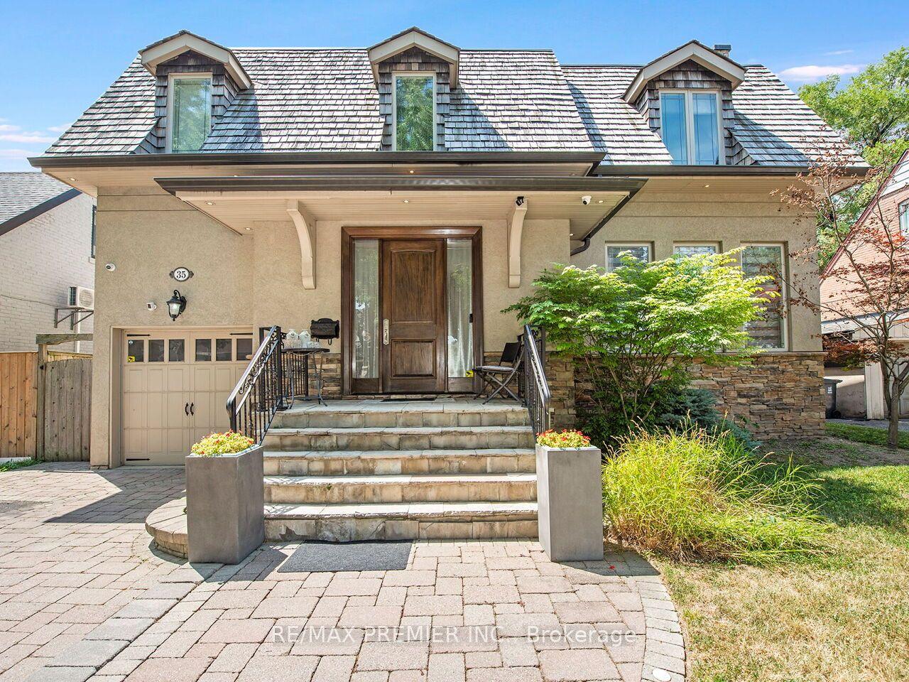 35 Yorkdale Crescent — photo 1