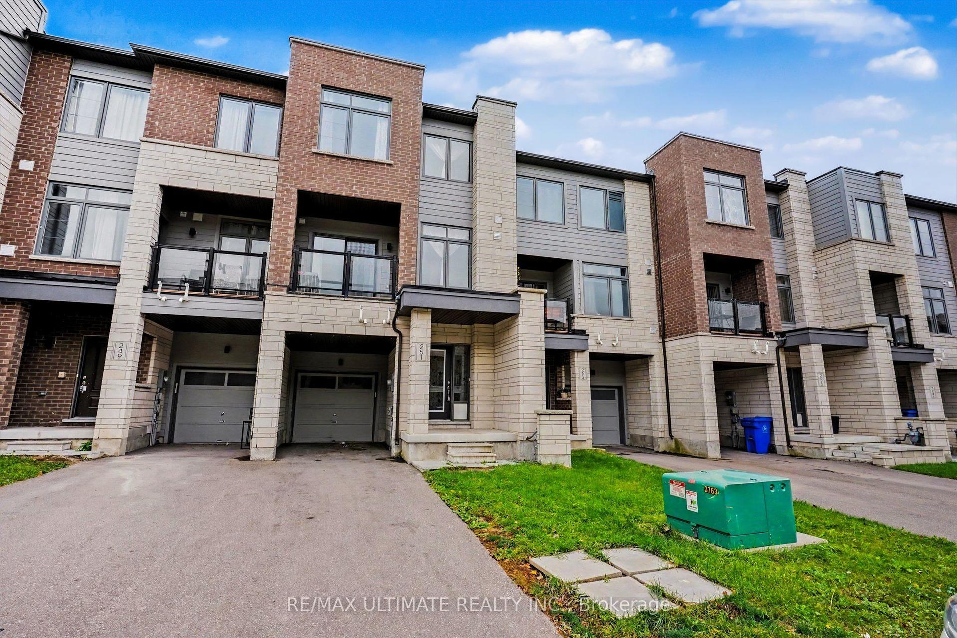 251 Vivant Street, Newmarket — Townhouse for lease, photo 1