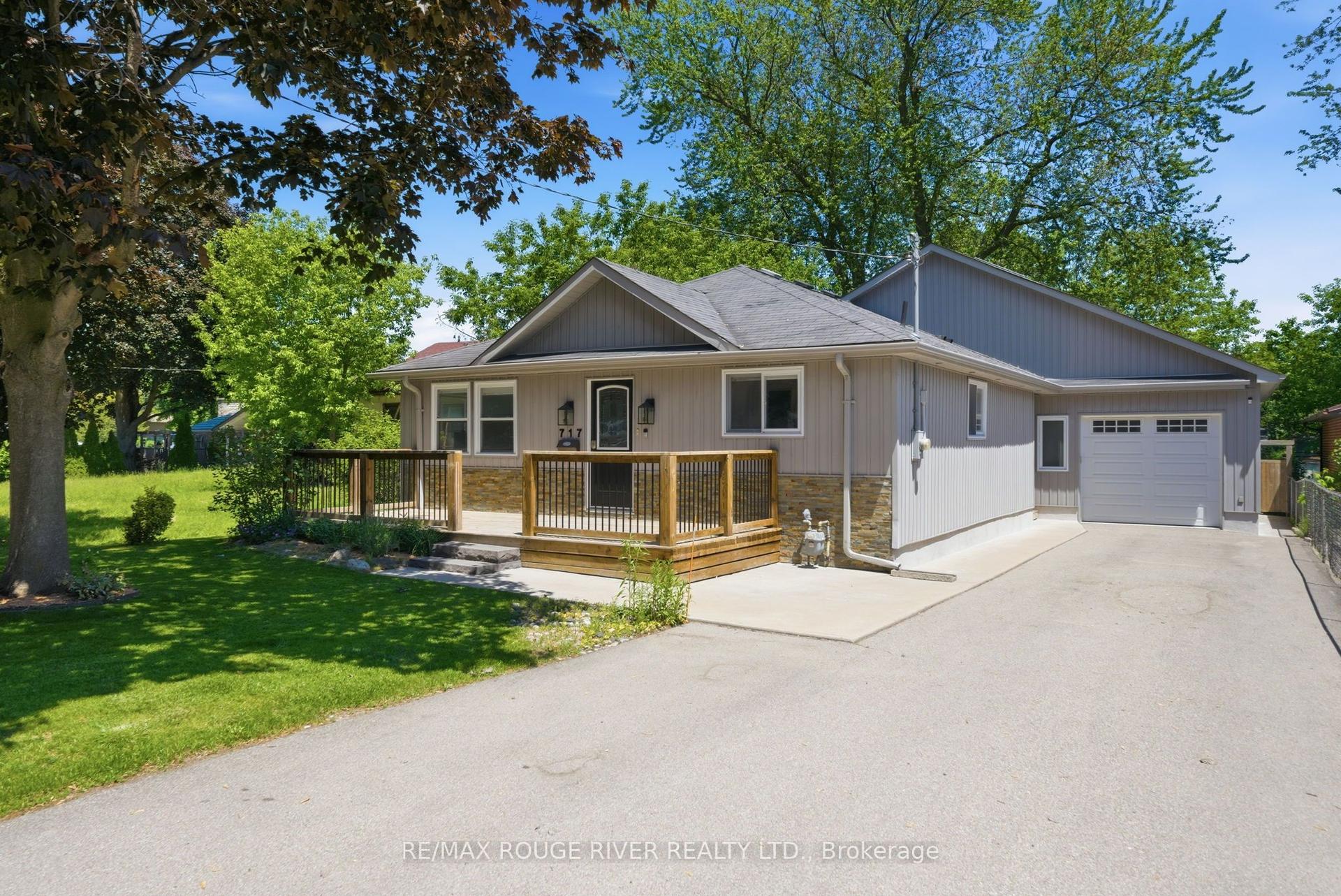 717 Hillview Crescent — photo 1