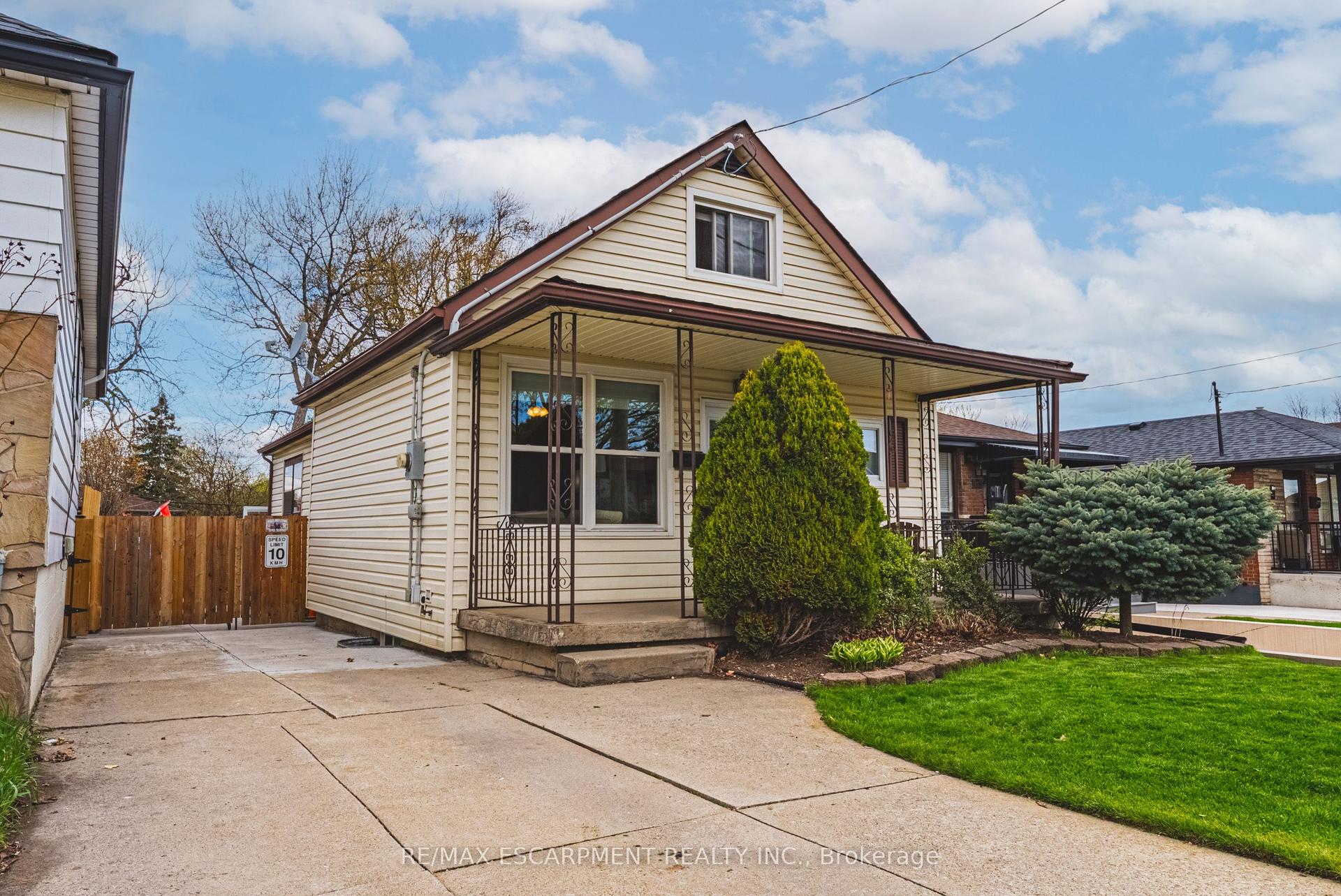 161 Ivon Avenue — photo 1
