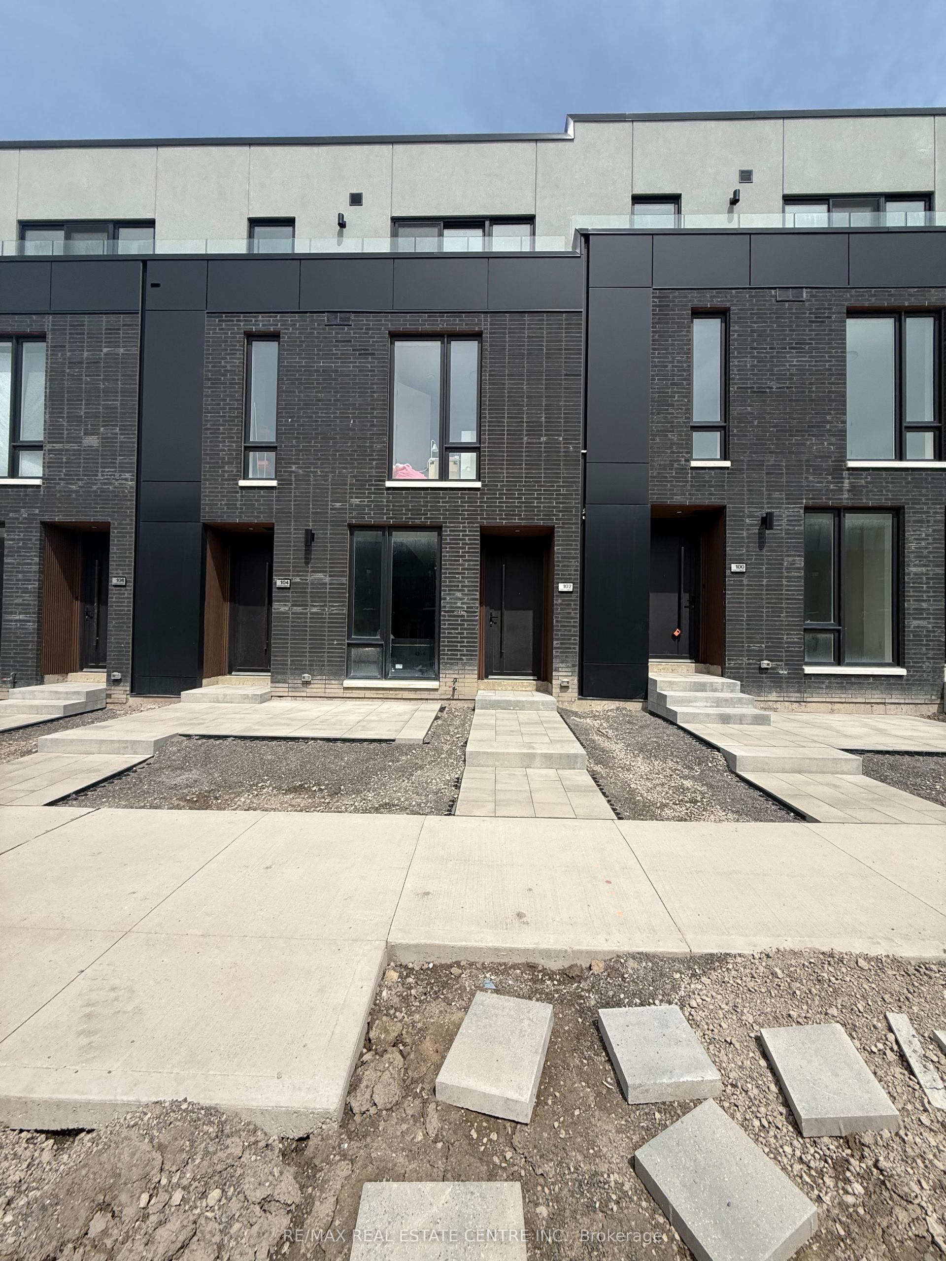 102 Everett Common — photo 1