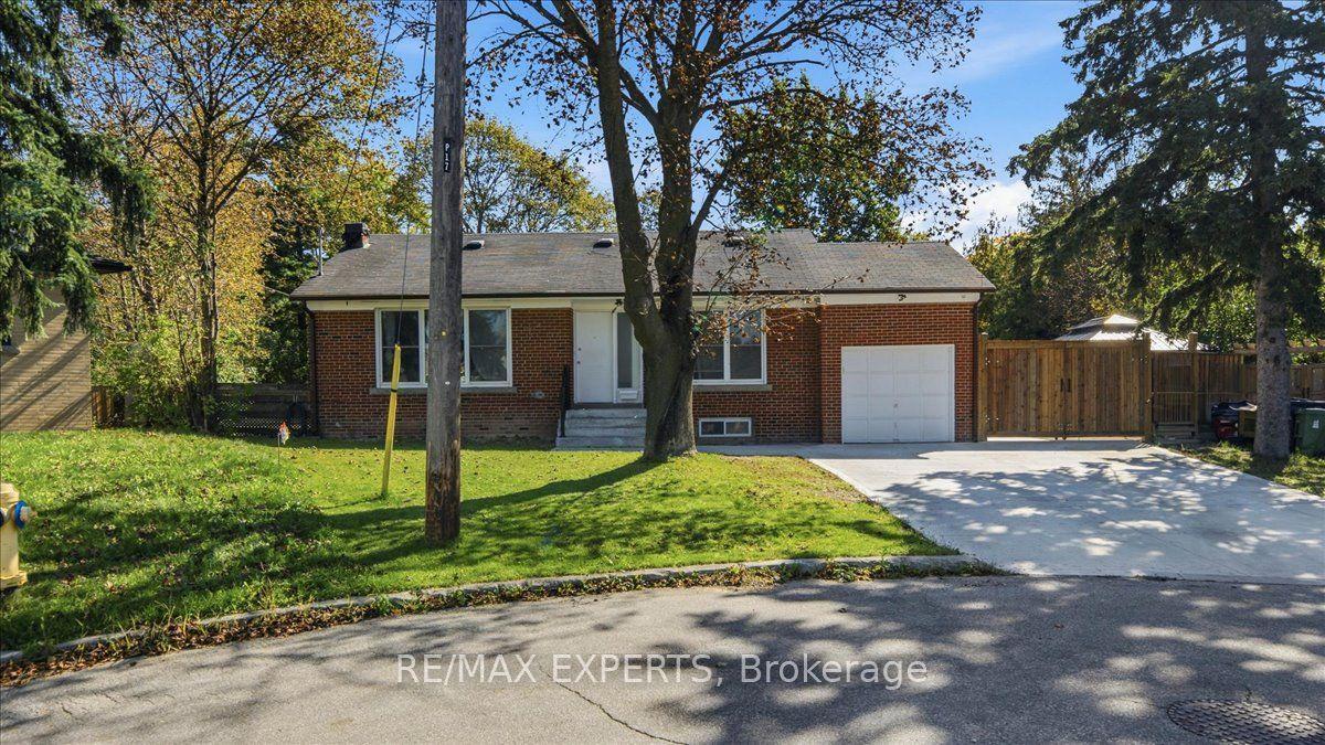 18 Robson Place, Toronto — Detached for lease, photo 1