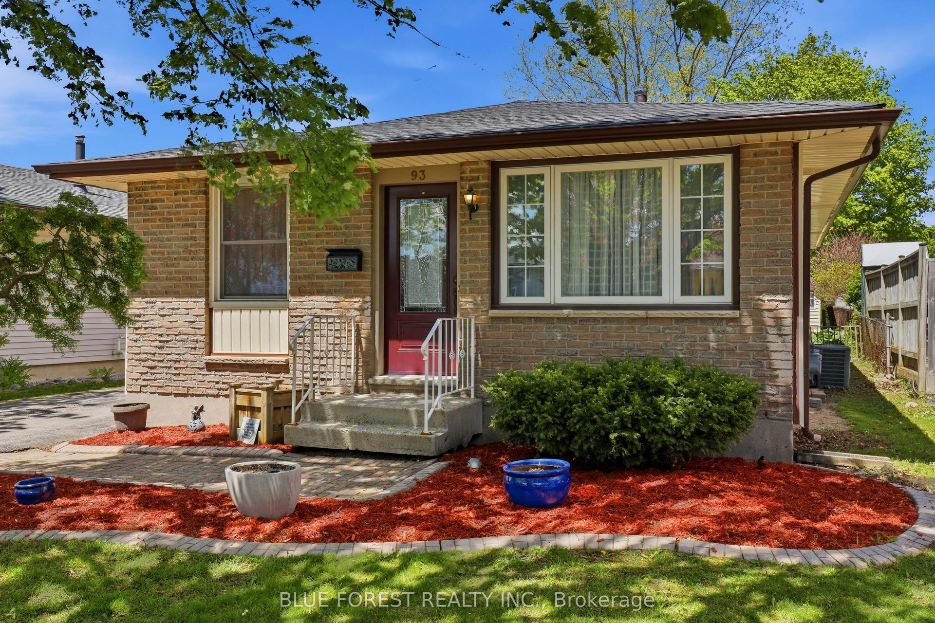 93 Nicholas Crescent, London South — Detached for sale, photo 1