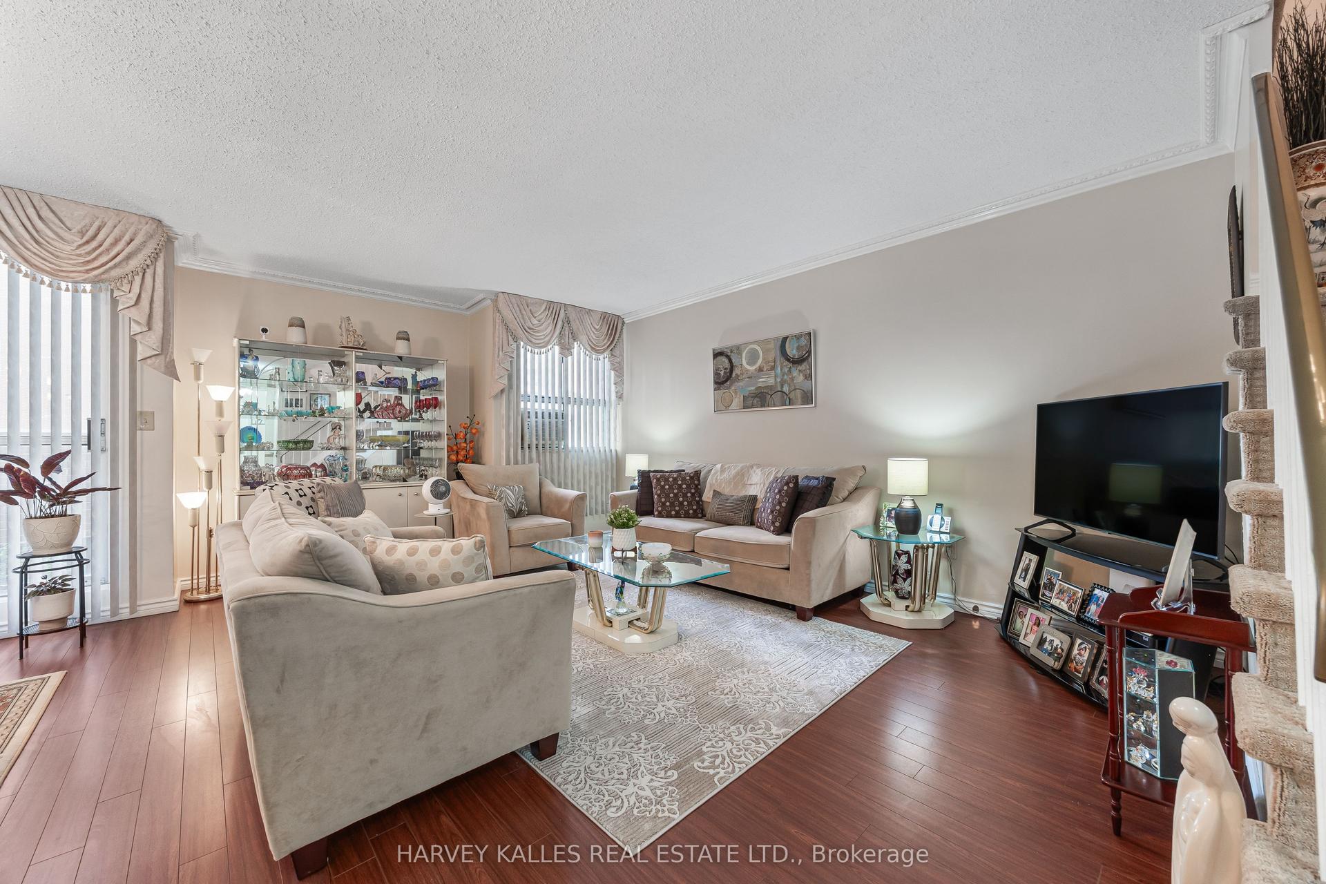 10 Crescent Town Road 301 #301, Toronto — Condo Town for sale, photo 1