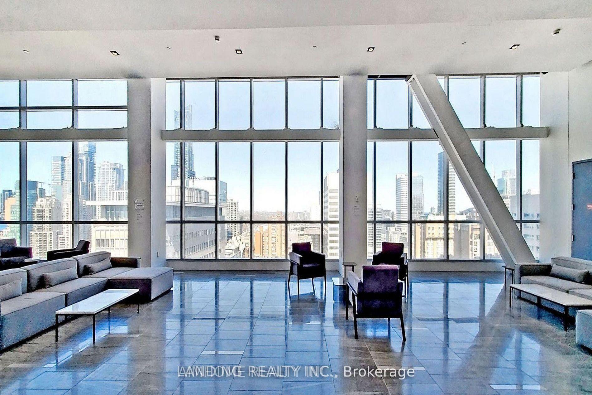 488 University Avenue — photo 1