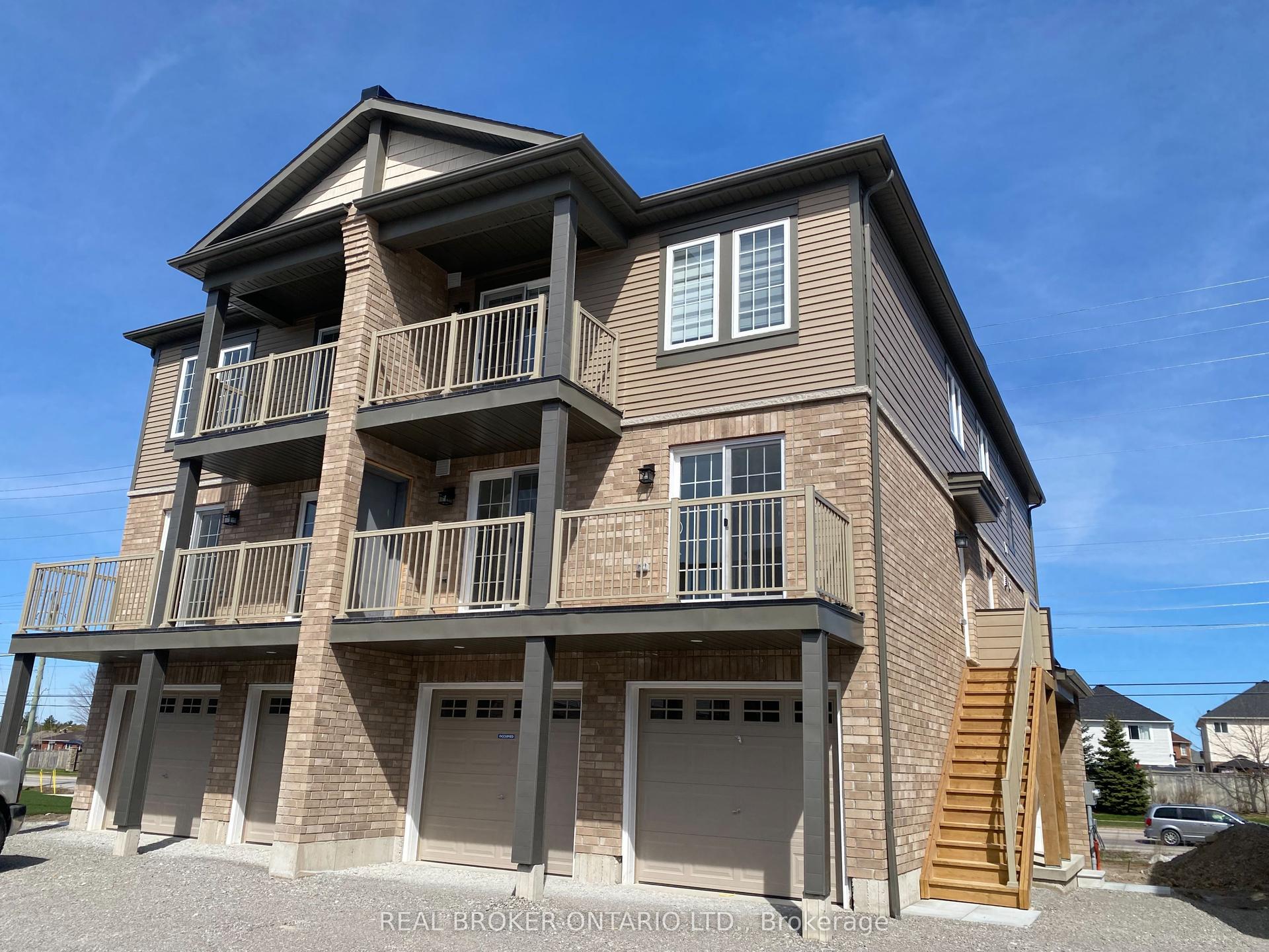 31A Pumpkin Corner Crescent, Barrie — Condo for lease, photo 1