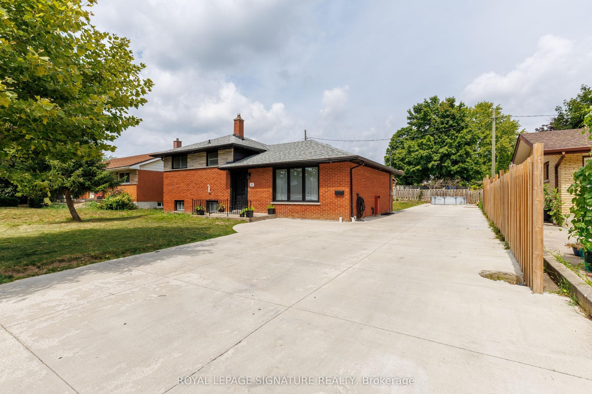 18 Silverdale Crescent — photo 1
