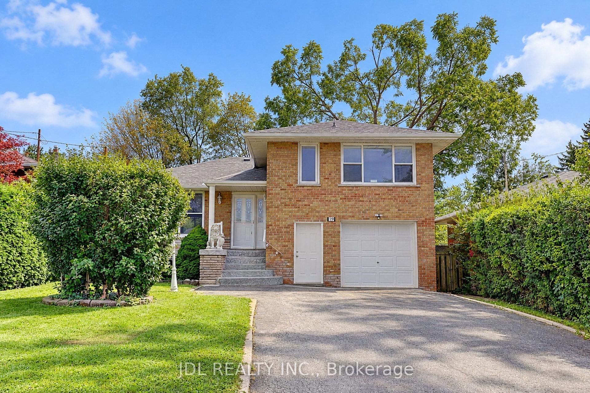19 Sweeney Drive, Toronto — Detached for sale, photo 1