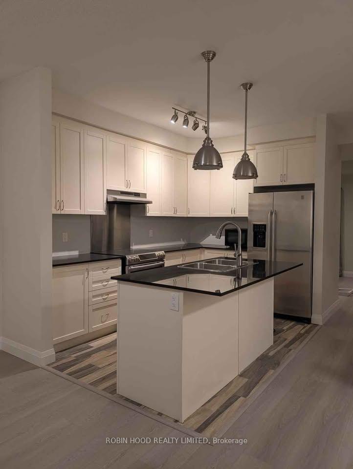 2220 Queensway Drive 11 #11 — photo 1