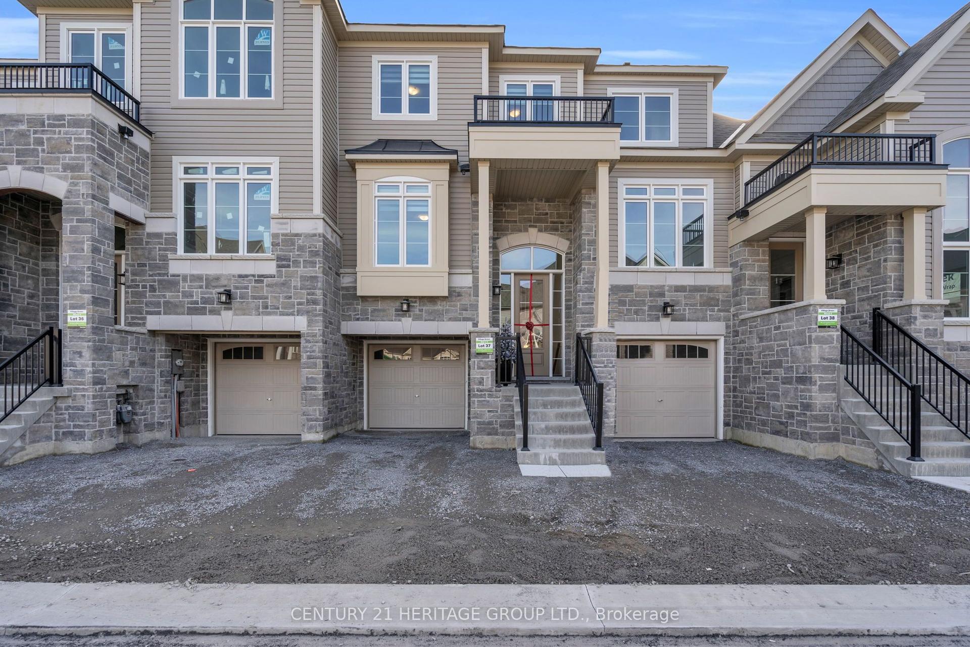 96 Lyall Stokes Circle, East Gwillimbury — Townhouse for lease, photo 1