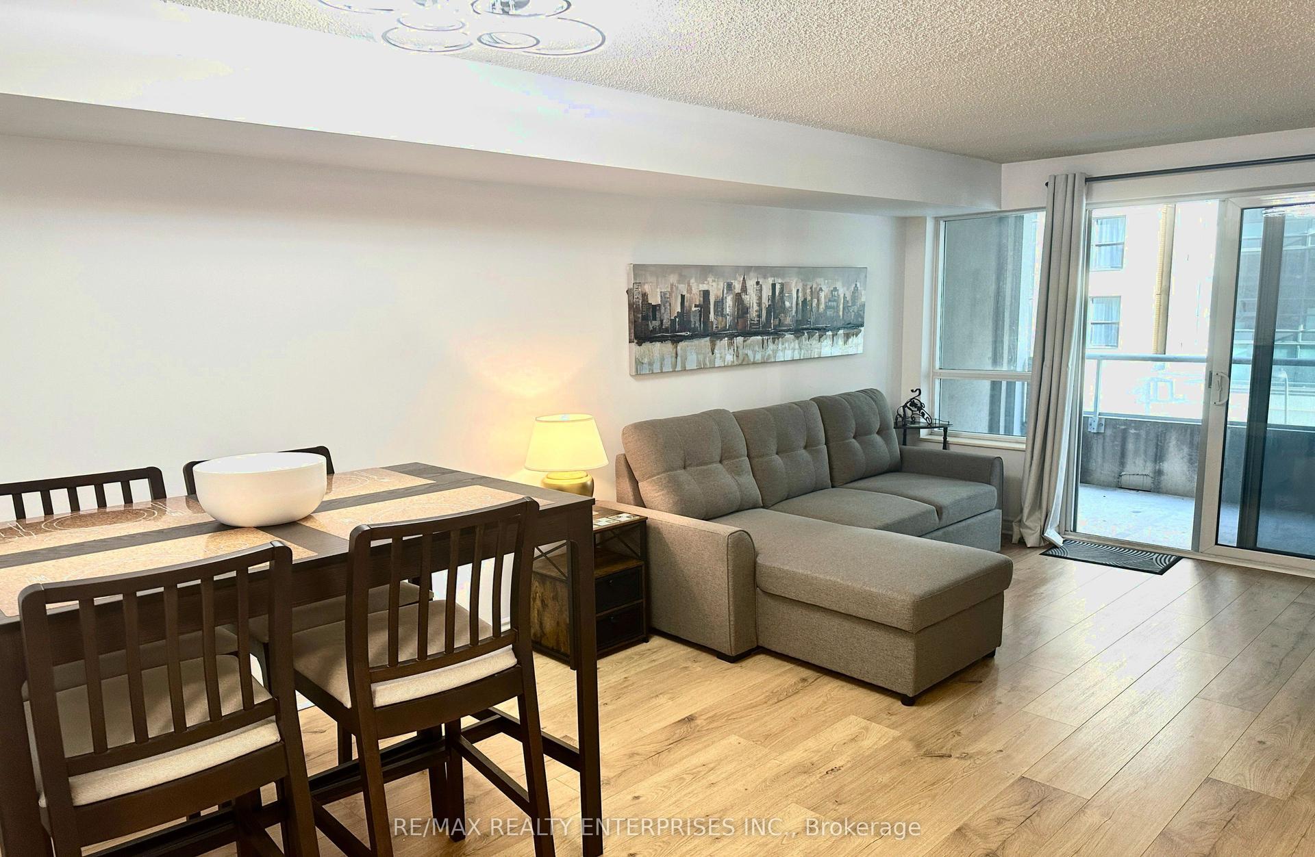 270 Wellington Street W 409 #409 — photo 1