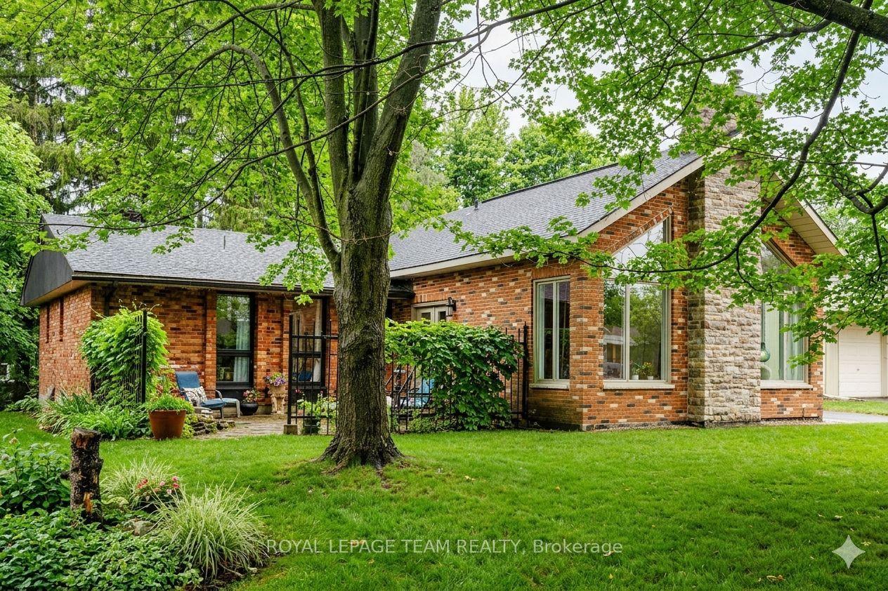 33 Rutherford Crescent — photo 1