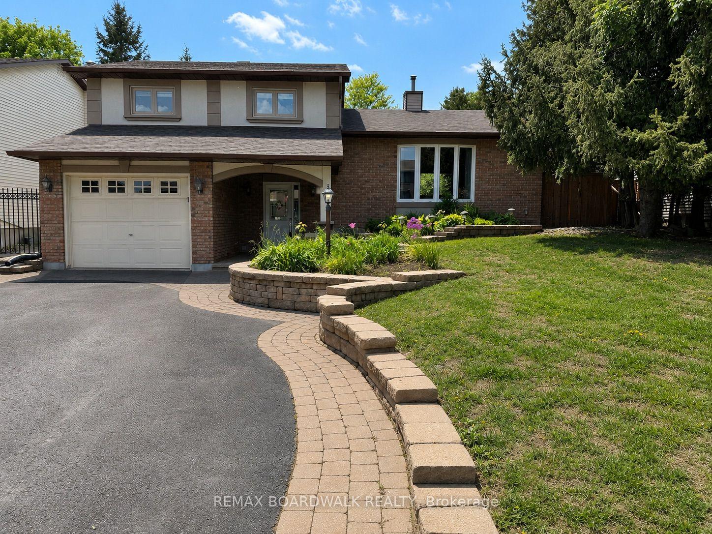 22 BARTLEY Crescent — photo 1