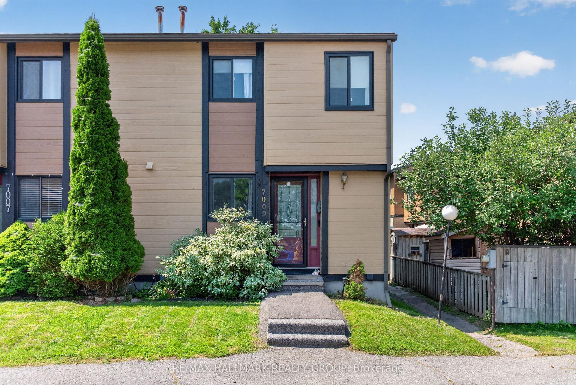 7009 Bilberry Drive, Orleans - Convent Glen and Area — Condo Town for sale, photo 1