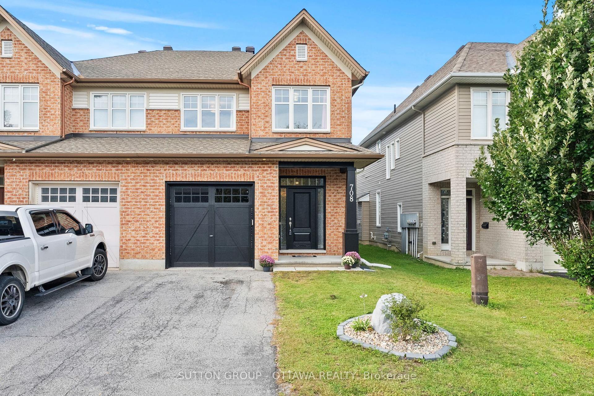 708 Hazelnut Crescent, Blossom Park - Airport and Area — Semi-Detached for sale, photo 1