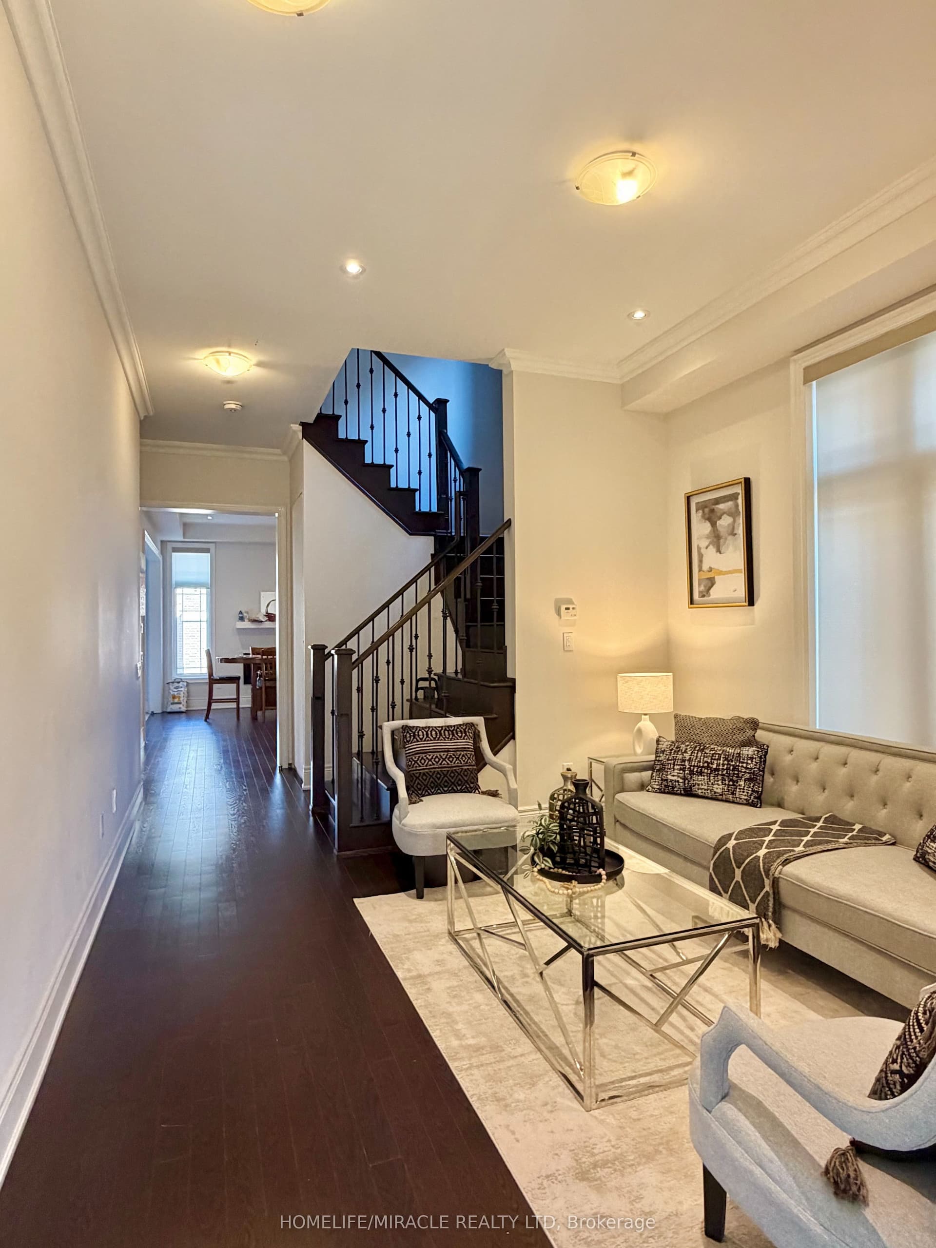 16 Lyle Way — photo 1